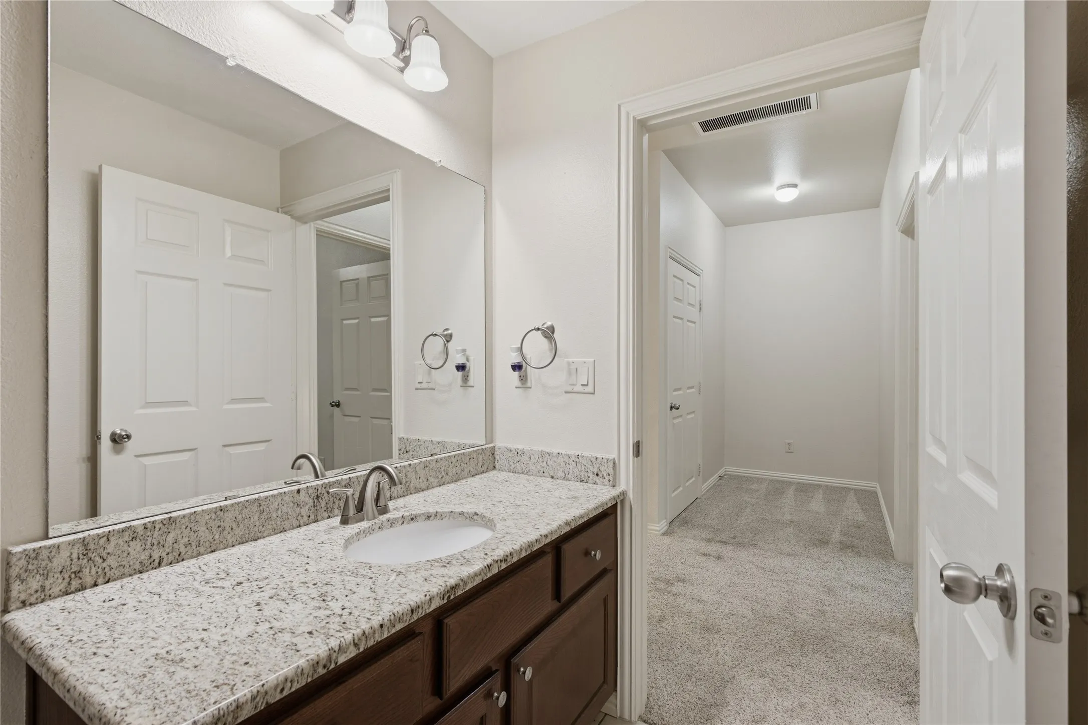 Townhouse For Sale in Wise County , 287 Emma Call Court, Decatur, Texas 76234, 3 Bedroom, 3 Bathroom, 2 Garage spaces, 1,816 Sqft, built in 2007, mls#21312087, Real Estate Agent in Decatur, Homes For Sale in Wise county, Homes For Sale in Decatur, Realtor in Decatur Texas, Real Estate Brokerage Independent Realty Texas, Luminita Cordes Realtor