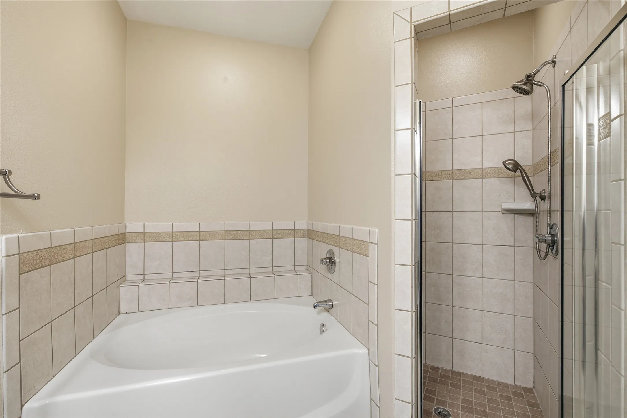 Townhouse For Sale in Wise County , 287 Emma Call Court, Decatur, Texas 76234, 3 Bedroom, 3 Bathroom, 2 Garage spaces, 1,816 Sqft, built in 2007, mls#21312087, Real Estate Agent in Decatur, Homes For Sale in Wise county, Homes For Sale in Decatur, Realtor in Decatur Texas, Real Estate Brokerage Independent Realty Texas, Luminita Cordes Realtor