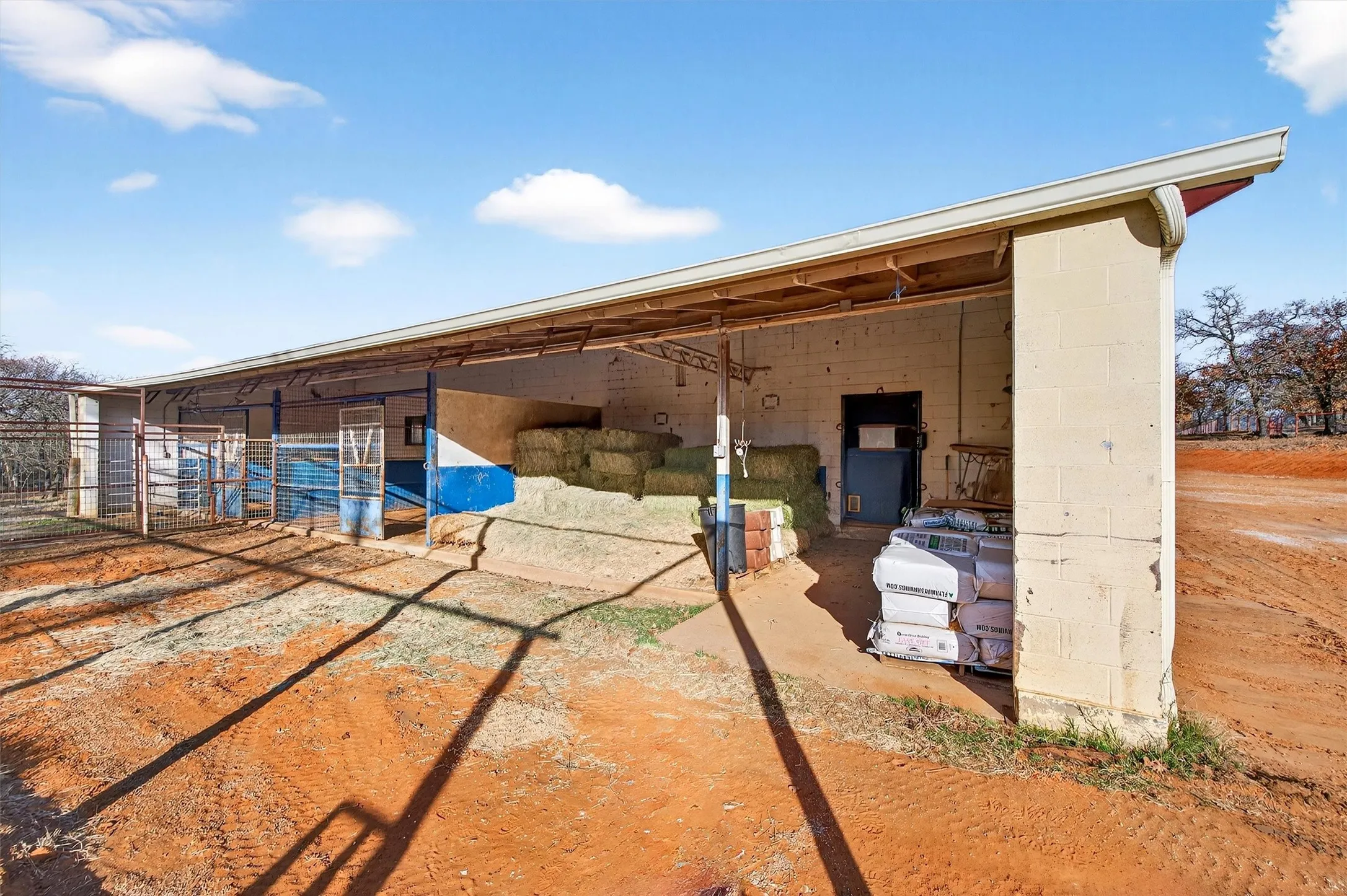Farm For Sale in Cooke County , 7154 E Fm 922, Valley View, Texas 76272, 3 Bedrooms, 3 Bathrooms, Garage spaces, 3,165 Sqft, built in 1988, Price $2,500,000, mls#21302346, Real Estate Agent in Valley View, Homes For Sale in Cooke county, Homes For Sale in Valley View, Realtor in Valley View Texas, Real Estate Brokerage Independent Realty Texas, Luminita Cordes Realtor