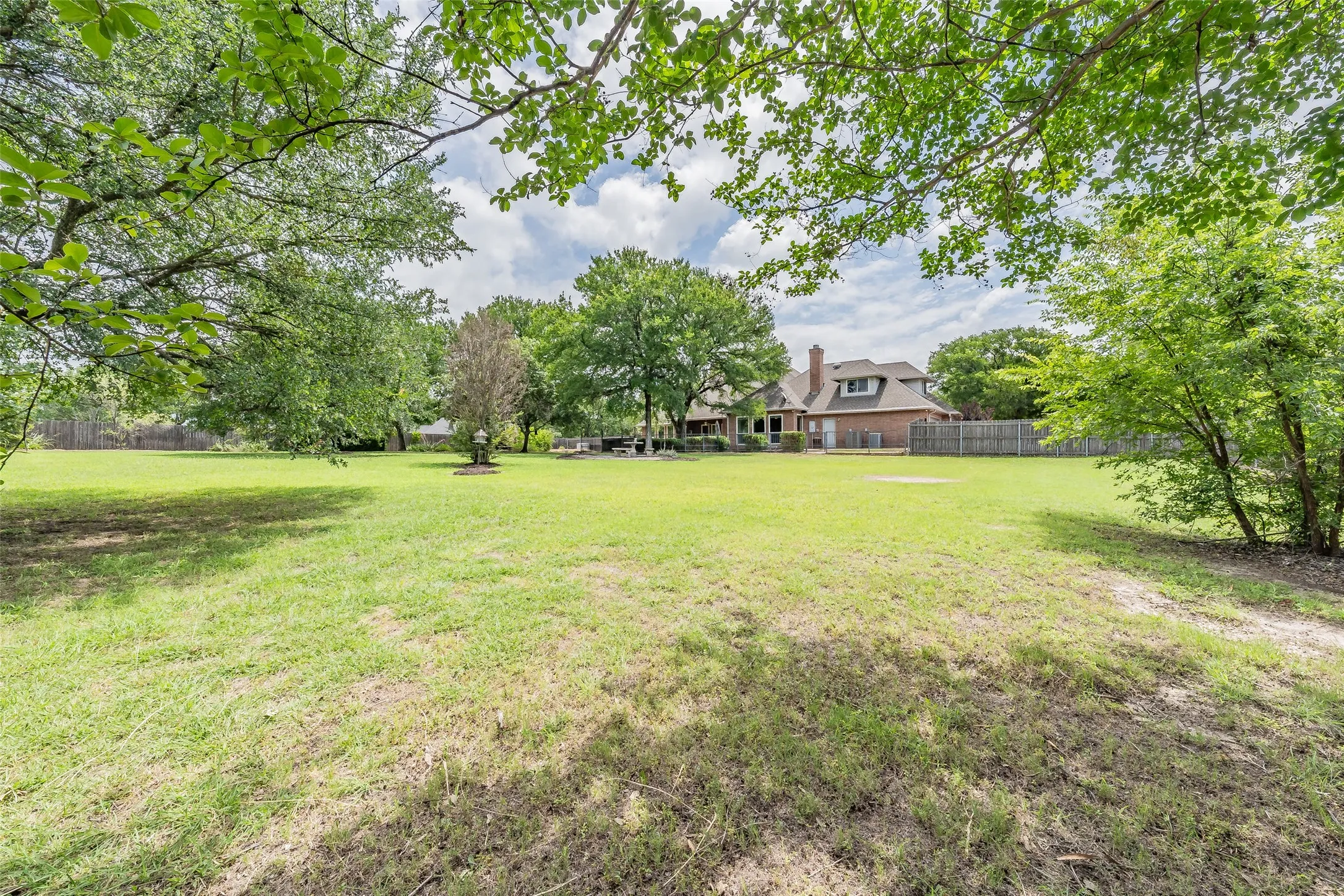 Single Family Residence For Sale in Parker County , 1304 Greenview Drive, Aledo, Texas 76008, 4 Bedroom, 4 Bathroom, 3 Garage spaces, 3,205 Sqft, built in 1995, mls#21311209, Real Estate Agent in Aledo, Homes For Sale in Parker county, Homes For Sale in Aledo, Realtor in Aledo Texas, Real Estate Brokerage Independent Realty Texas, Luminita Cordes Realtor