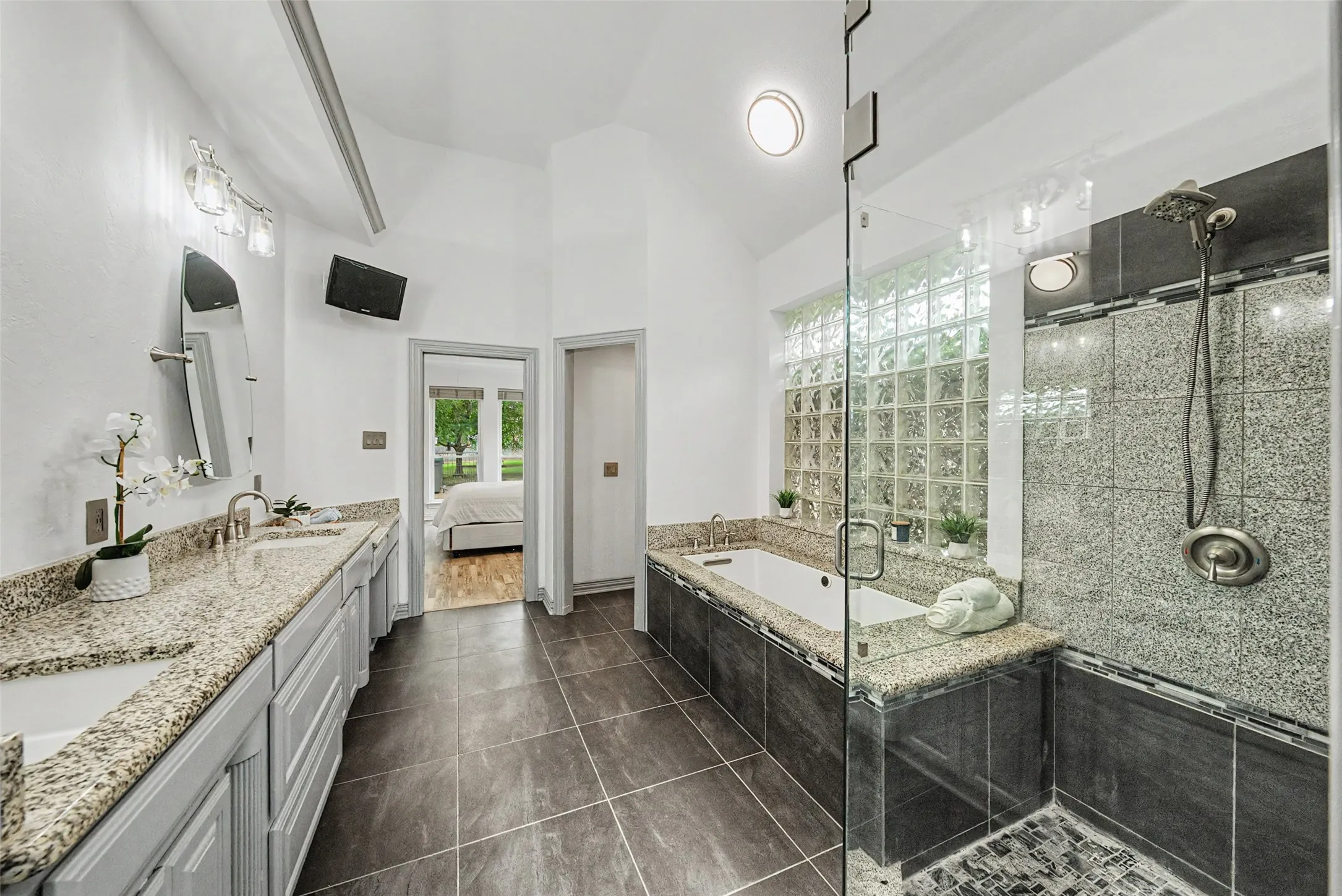 Single Family Residence For Sale in Parker County , 1304 Greenview Drive, Aledo, Texas 76008, 4 Bedroom, 4 Bathroom, 3 Garage spaces, 3,205 Sqft, built in 1995, mls#21311209, Real Estate Agent in Aledo, Homes For Sale in Parker county, Homes For Sale in Aledo, Realtor in Aledo Texas, Real Estate Brokerage Independent Realty Texas, Luminita Cordes Realtor