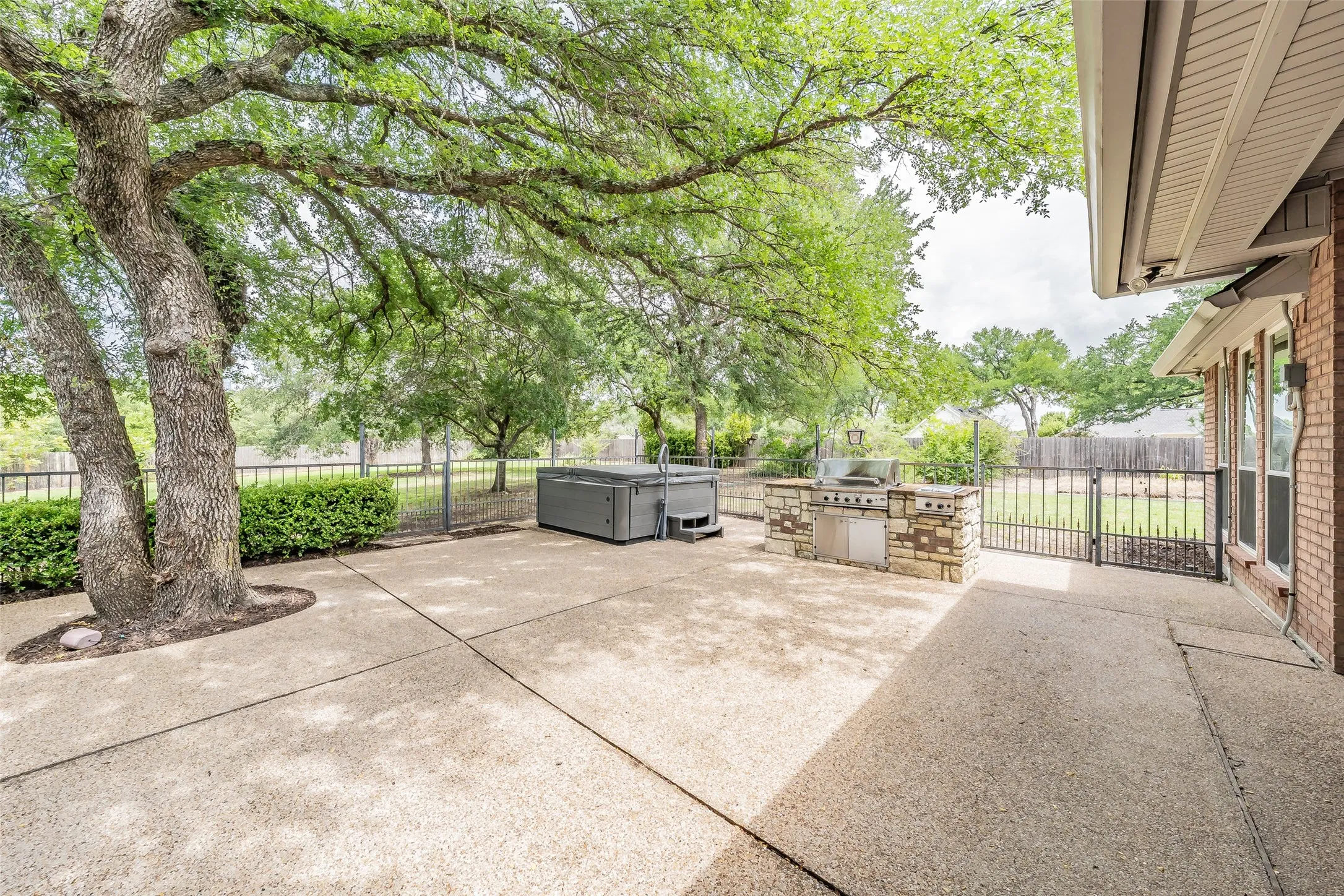 Single Family Residence For Sale in Parker County , 1304 Greenview Drive, Aledo, Texas 76008, 4 Bedroom, 4 Bathroom, 3 Garage spaces, 3,205 Sqft, built in 1995, mls#21311209, Real Estate Agent in Aledo, Homes For Sale in Parker county, Homes For Sale in Aledo, Realtor in Aledo Texas, Real Estate Brokerage Independent Realty Texas, Luminita Cordes Realtor