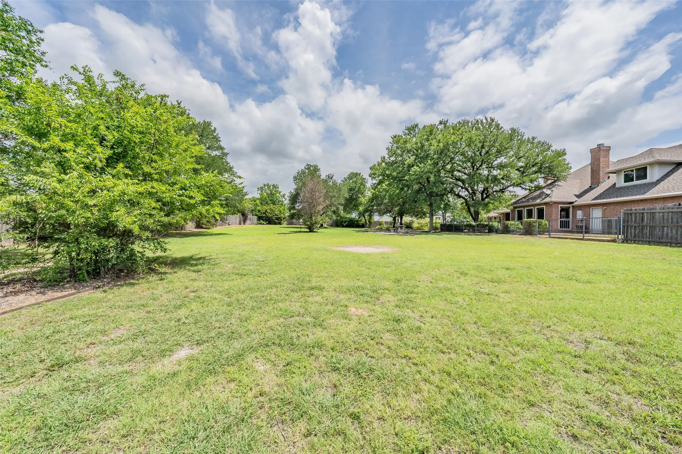 Single Family Residence For Sale in Parker County , 1304 Greenview Drive, Aledo, Texas 76008, 4 Bedroom, 4 Bathroom, 3 Garage spaces, 3,205 Sqft, built in 1995, mls#21311209, Real Estate Agent in Aledo, Homes For Sale in Parker county, Homes For Sale in Aledo, Realtor in Aledo Texas, Real Estate Brokerage Independent Realty Texas, Luminita Cordes Realtor