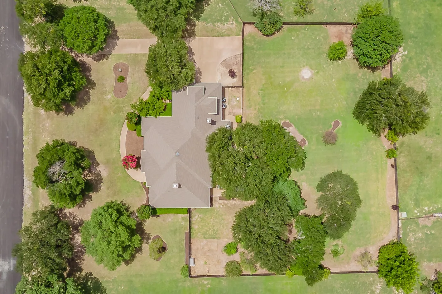 Single Family Residence For Sale in Parker County , 1304 Greenview Drive, Aledo, Texas 76008, 4 Bedroom, 4 Bathroom, 3 Garage spaces, 3,205 Sqft, built in 1995, mls#21311209, Real Estate Agent in Aledo, Homes For Sale in Parker county, Homes For Sale in Aledo, Realtor in Aledo Texas, Real Estate Brokerage Independent Realty Texas, Luminita Cordes Realtor