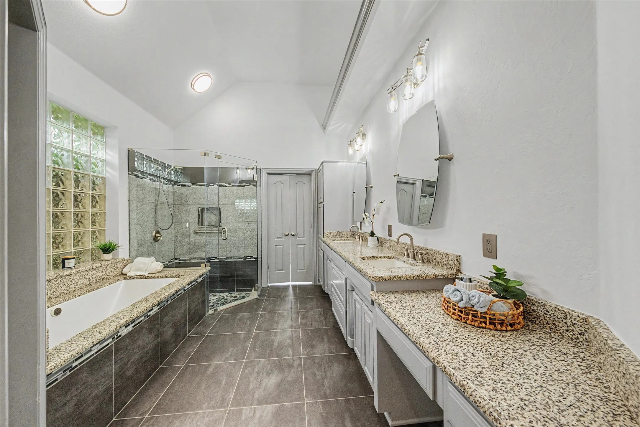 Single Family Residence For Sale in Parker County , 1304 Greenview Drive, Aledo, Texas 76008, 4 Bedroom, 4 Bathroom, 3 Garage spaces, 3,205 Sqft, built in 1995, mls#21311209, Real Estate Agent in Aledo, Homes For Sale in Parker county, Homes For Sale in Aledo, Realtor in Aledo Texas, Real Estate Brokerage Independent Realty Texas, Luminita Cordes Realtor