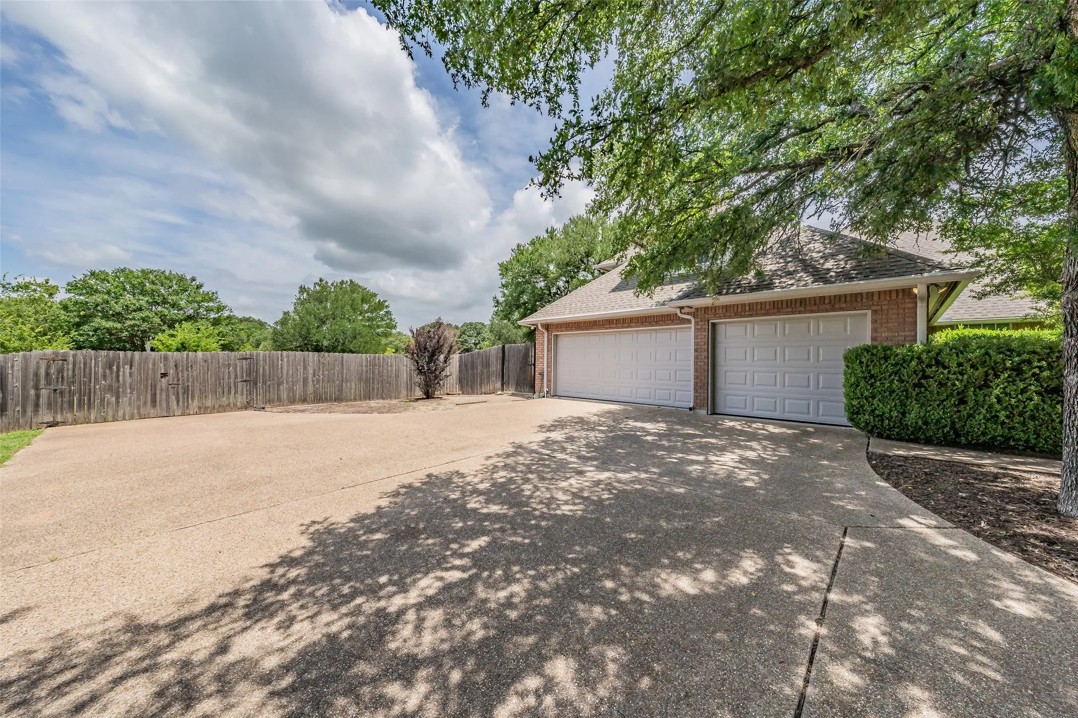 Single Family Residence For Sale in Parker County , 1304 Greenview Drive, Aledo, Texas 76008, 4 Bedroom, 4 Bathroom, 3 Garage spaces, 3,205 Sqft, built in 1995, mls#21311209, Real Estate Agent in Aledo, Homes For Sale in Parker county, Homes For Sale in Aledo, Realtor in Aledo Texas, Real Estate Brokerage Independent Realty Texas, Luminita Cordes Realtor