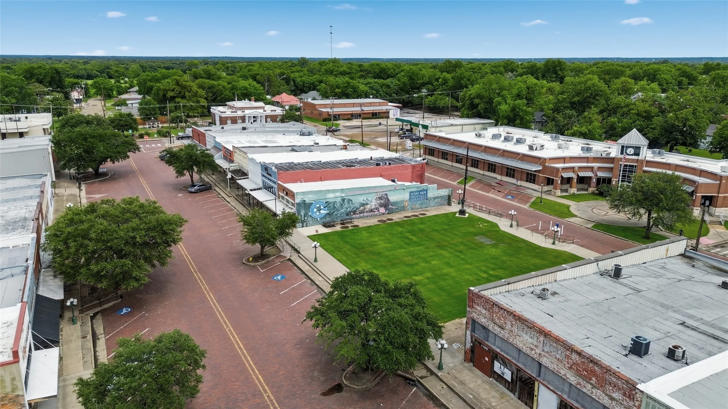 Retail For Sale in Hunt County , 1121 Main Street, Commerce, Texas 75428, 0, 0, Garage spaces, 2,120 Sqft, built in 1920, mls#21308665, Real Estate Agent in Commerce, Homes For Sale in Hunt county, Homes For Sale in Commerce, Realtor in Commerce Texas, Real Estate Brokerage Independent Realty Texas, Luminita Cordes Realtor