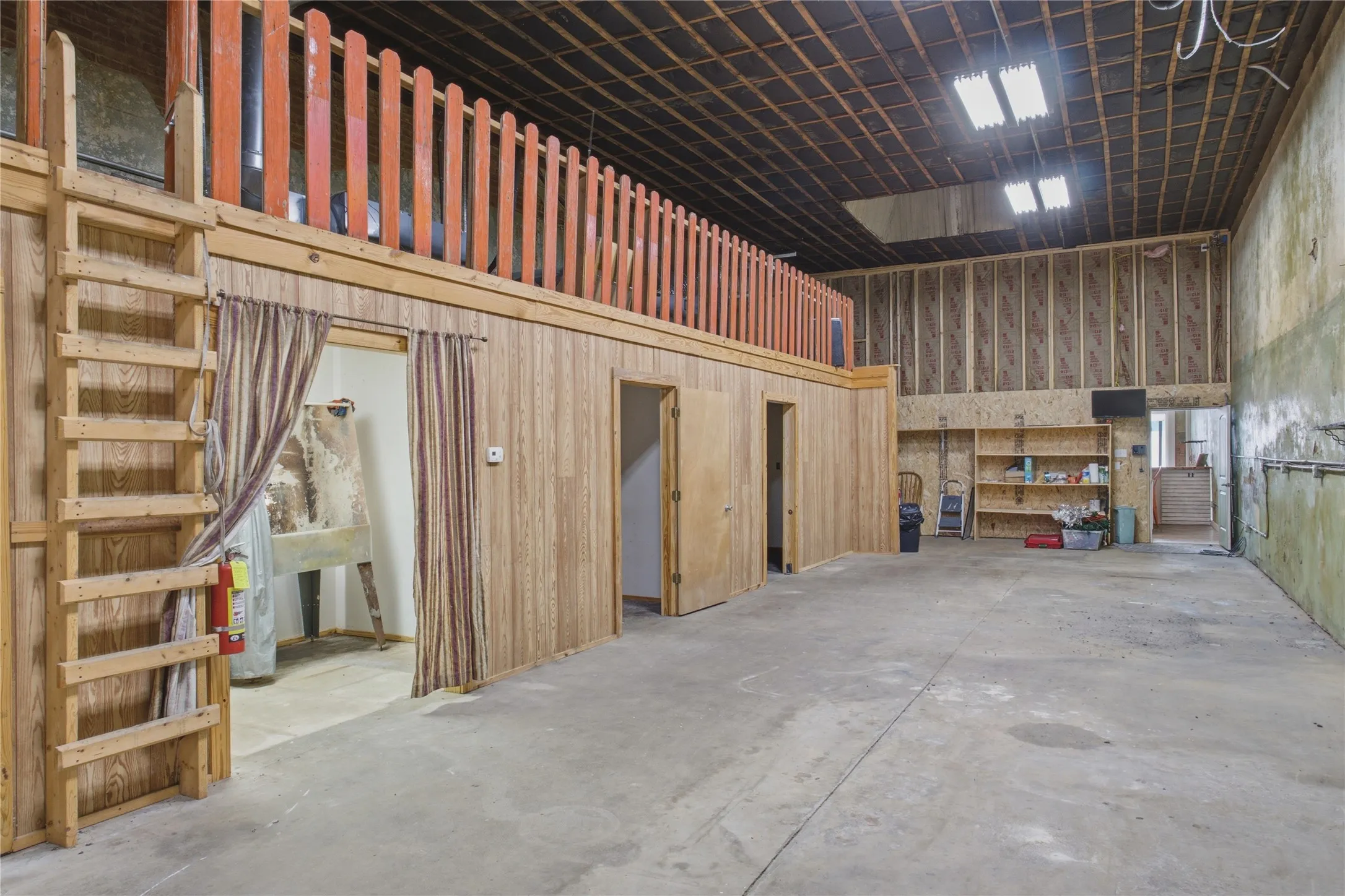 Retail For Sale in Hunt County , 1121 Main Street, Commerce, Texas 75428, 0, 0, Garage spaces, 2,120 Sqft, built in 1920, mls#21308665, Real Estate Agent in Commerce, Homes For Sale in Hunt county, Homes For Sale in Commerce, Realtor in Commerce Texas, Real Estate Brokerage Independent Realty Texas, Luminita Cordes Realtor