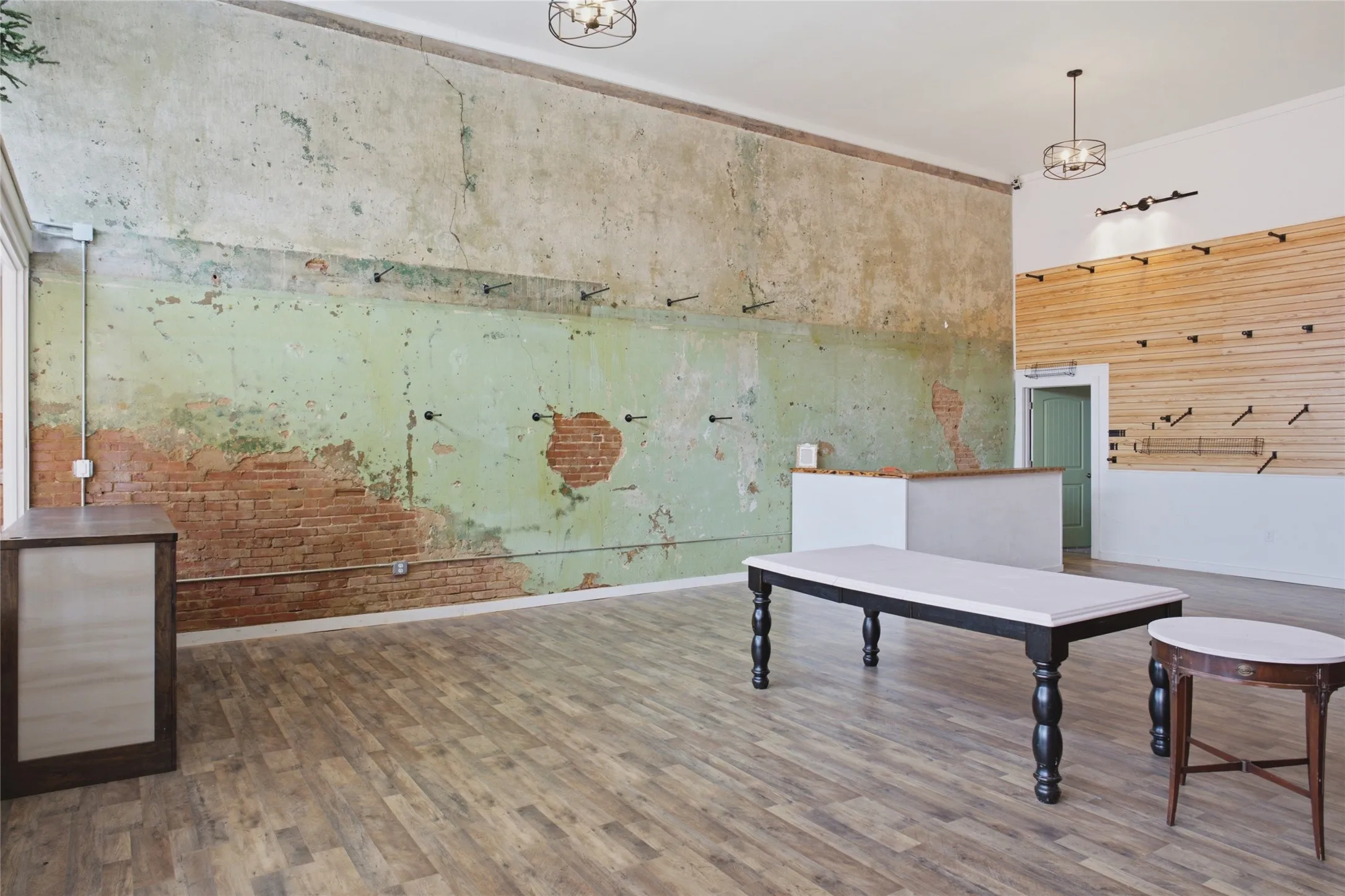 Retail For Sale in Hunt County , 1121 Main Street, Commerce, Texas 75428, 0, 0, Garage spaces, 2,120 Sqft, built in 1920, mls#21308665, Real Estate Agent in Commerce, Homes For Sale in Hunt county, Homes For Sale in Commerce, Realtor in Commerce Texas, Real Estate Brokerage Independent Realty Texas, Luminita Cordes Realtor