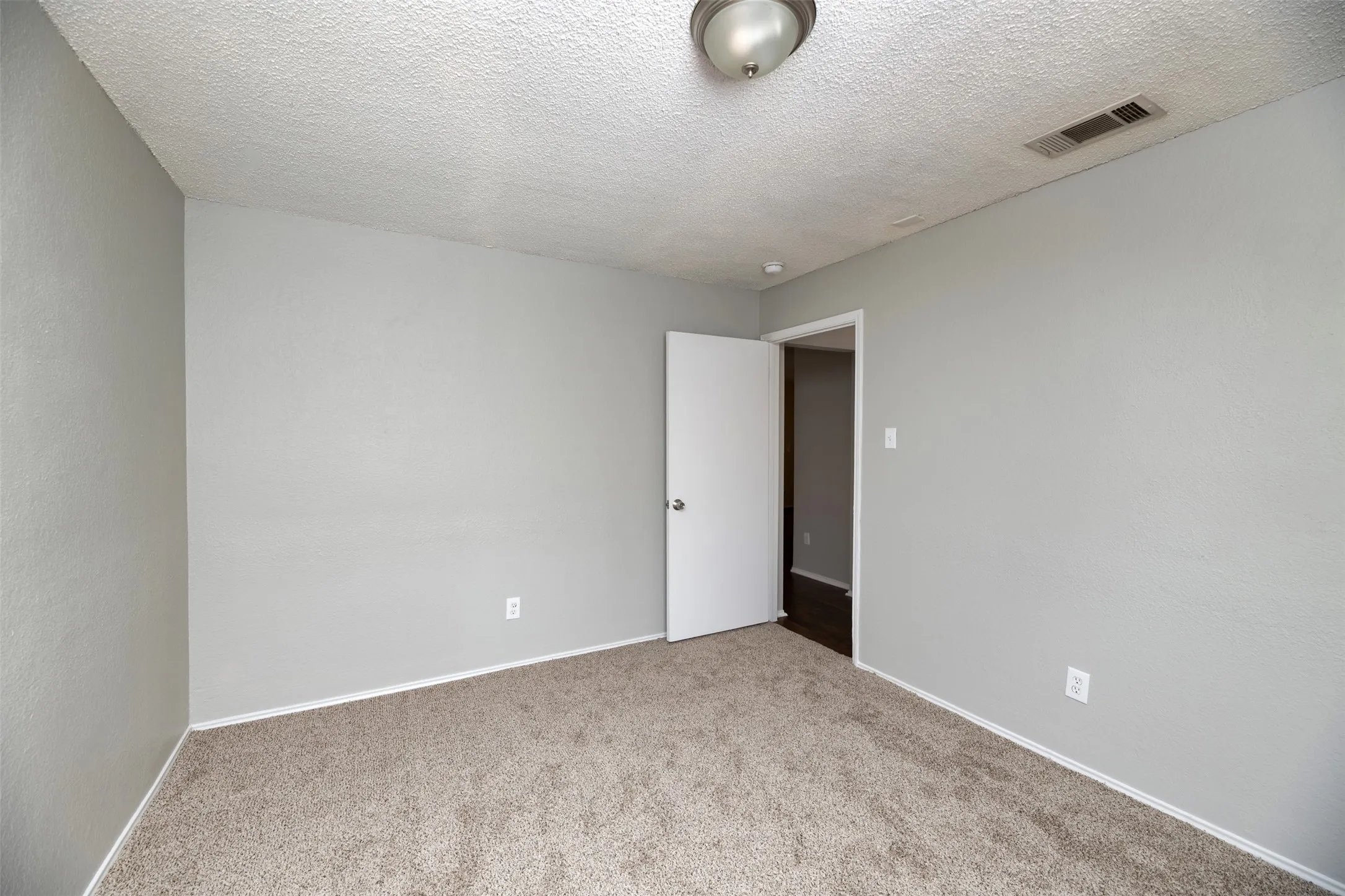 Single Family Residence For Sale in Tarrant County , 200 Caprock Drive, Arlington, Texas 76018, 3 Bedroom, 2 Bathroom, 2 Garage spaces, 1,432 Sqft, built in 1986, mls#21312147, Real Estate Agent in Arlington, Homes For Sale in Tarrant county, Homes For Sale in Arlington, Realtor in Arlington Texas, Real Estate Brokerage Independent Realty Texas, Luminita Cordes Realtor