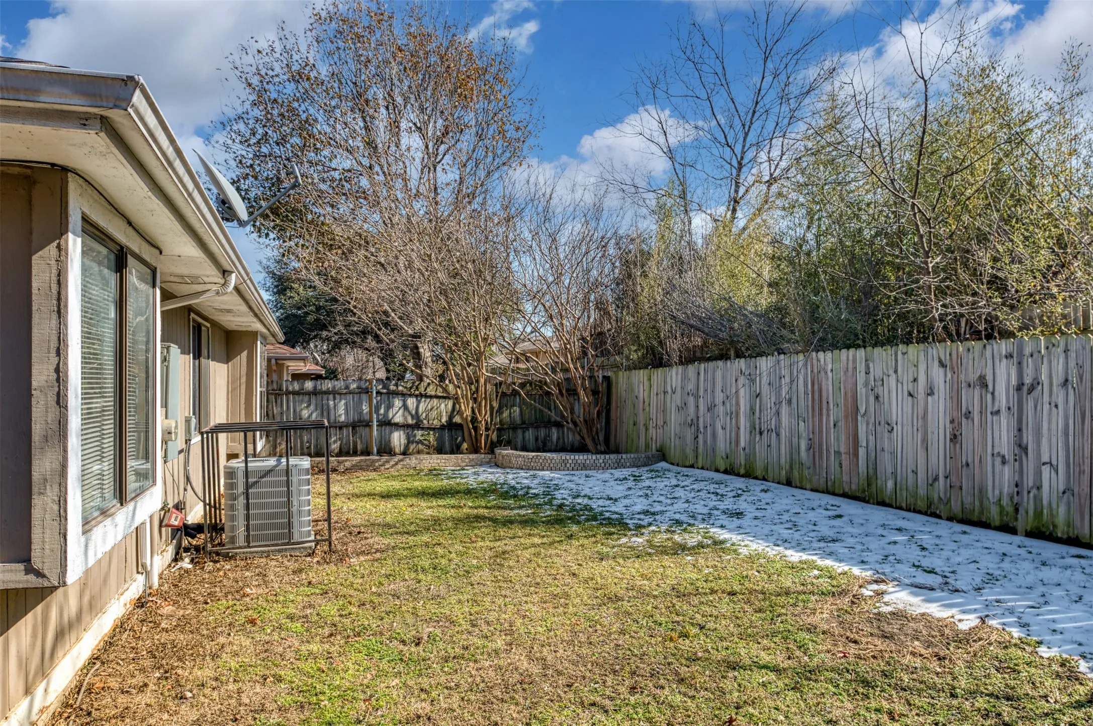 Single Family Residence For Sale in Tarrant County , 200 Caprock Drive, Arlington, Texas 76018, 3 Bedroom, 2 Bathroom, 2 Garage spaces, 1,432 Sqft, built in 1986, mls#21312147, Real Estate Agent in Arlington, Homes For Sale in Tarrant county, Homes For Sale in Arlington, Realtor in Arlington Texas, Real Estate Brokerage Independent Realty Texas, Luminita Cordes Realtor