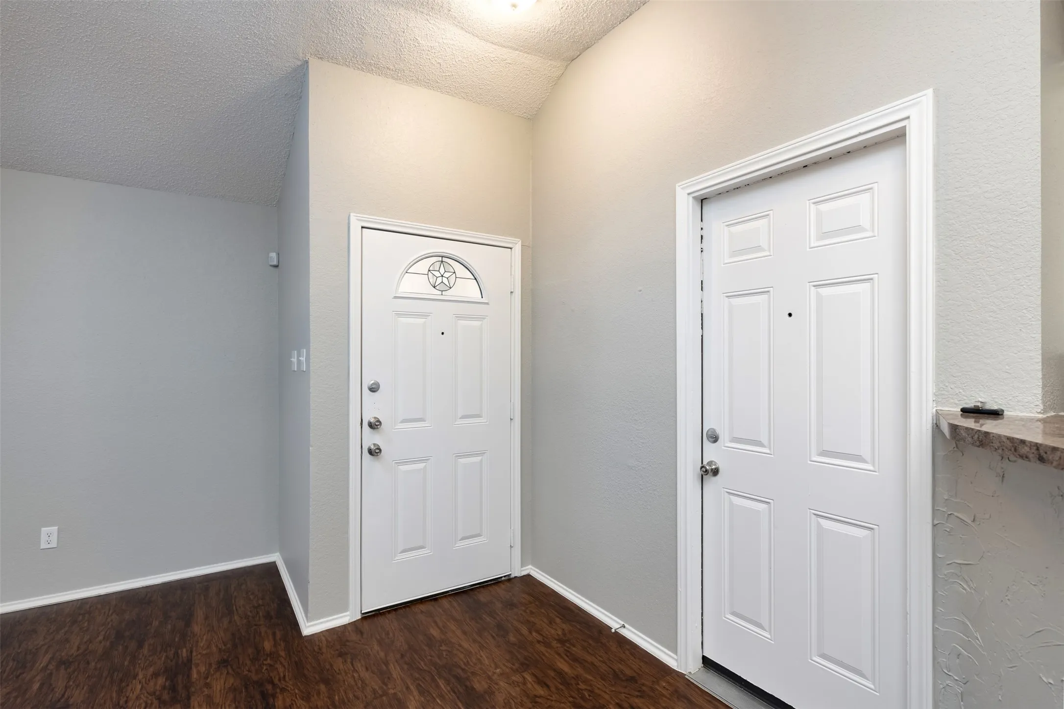 Single Family Residence For Sale in Tarrant County , 200 Caprock Drive, Arlington, Texas 76018, 3 Bedroom, 2 Bathroom, 2 Garage spaces, 1,432 Sqft, built in 1986, mls#21312147, Real Estate Agent in Arlington, Homes For Sale in Tarrant county, Homes For Sale in Arlington, Realtor in Arlington Texas, Real Estate Brokerage Independent Realty Texas, Luminita Cordes Realtor