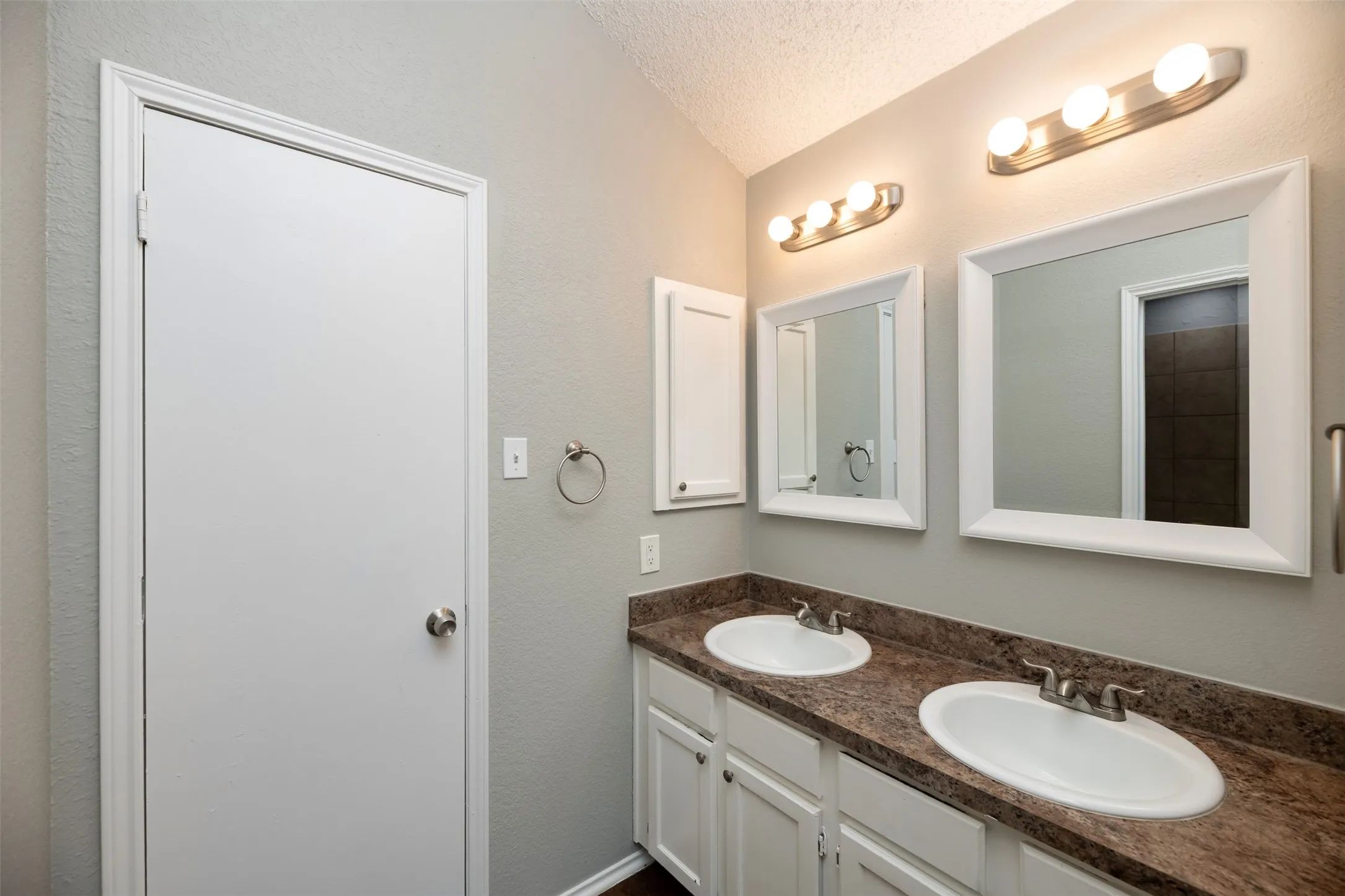 Single Family Residence For Sale in Tarrant County , 200 Caprock Drive, Arlington, Texas 76018, 3 Bedroom, 2 Bathroom, 2 Garage spaces, 1,432 Sqft, built in 1986, mls#21312147, Real Estate Agent in Arlington, Homes For Sale in Tarrant county, Homes For Sale in Arlington, Realtor in Arlington Texas, Real Estate Brokerage Independent Realty Texas, Luminita Cordes Realtor