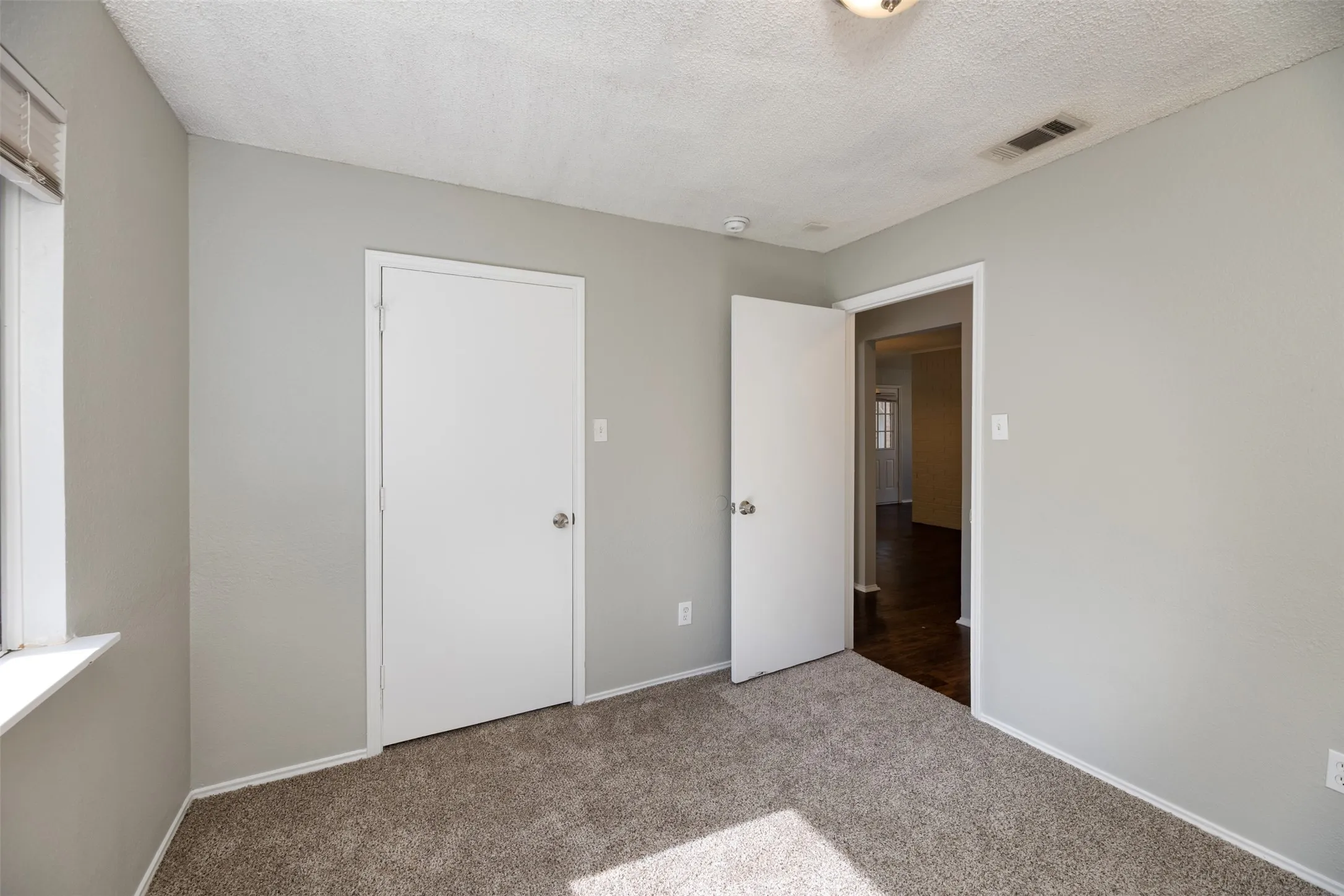 Single Family Residence For Sale in Tarrant County , 200 Caprock Drive, Arlington, Texas 76018, 3 Bedroom, 2 Bathroom, 2 Garage spaces, 1,432 Sqft, built in 1986, mls#21312147, Real Estate Agent in Arlington, Homes For Sale in Tarrant county, Homes For Sale in Arlington, Realtor in Arlington Texas, Real Estate Brokerage Independent Realty Texas, Luminita Cordes Realtor
