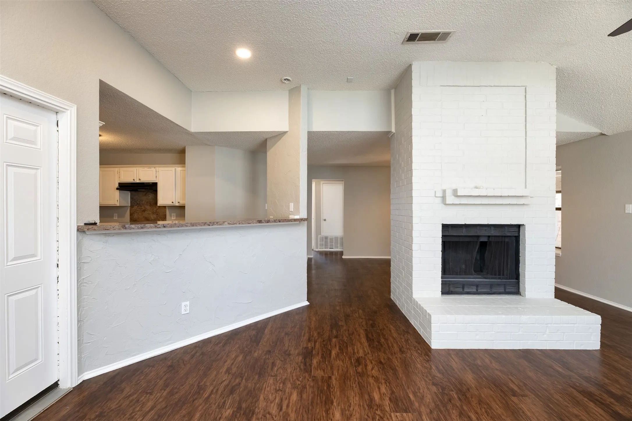 Single Family Residence For Sale in Tarrant County , 200 Caprock Drive, Arlington, Texas 76018, 3 Bedroom, 2 Bathroom, 2 Garage spaces, 1,432 Sqft, built in 1986, mls#21312147, Real Estate Agent in Arlington, Homes For Sale in Tarrant county, Homes For Sale in Arlington, Realtor in Arlington Texas, Real Estate Brokerage Independent Realty Texas, Luminita Cordes Realtor