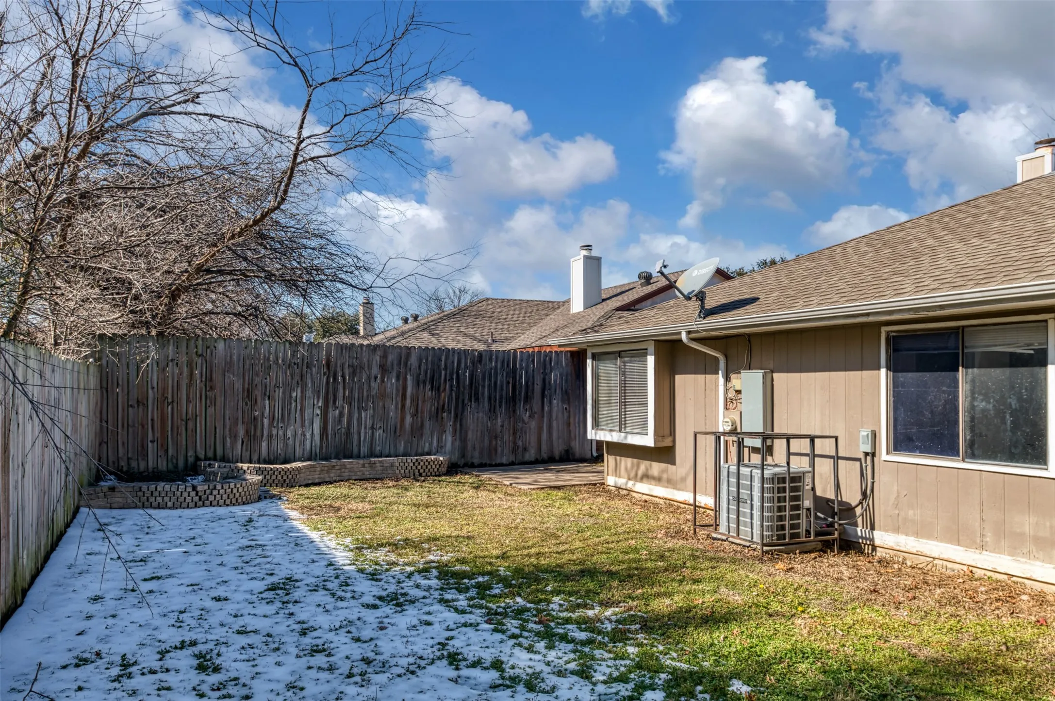 Single Family Residence For Sale in Tarrant County , 200 Caprock Drive, Arlington, Texas 76018, 3 Bedroom, 2 Bathroom, 2 Garage spaces, 1,432 Sqft, built in 1986, mls#21312147, Real Estate Agent in Arlington, Homes For Sale in Tarrant county, Homes For Sale in Arlington, Realtor in Arlington Texas, Real Estate Brokerage Independent Realty Texas, Luminita Cordes Realtor