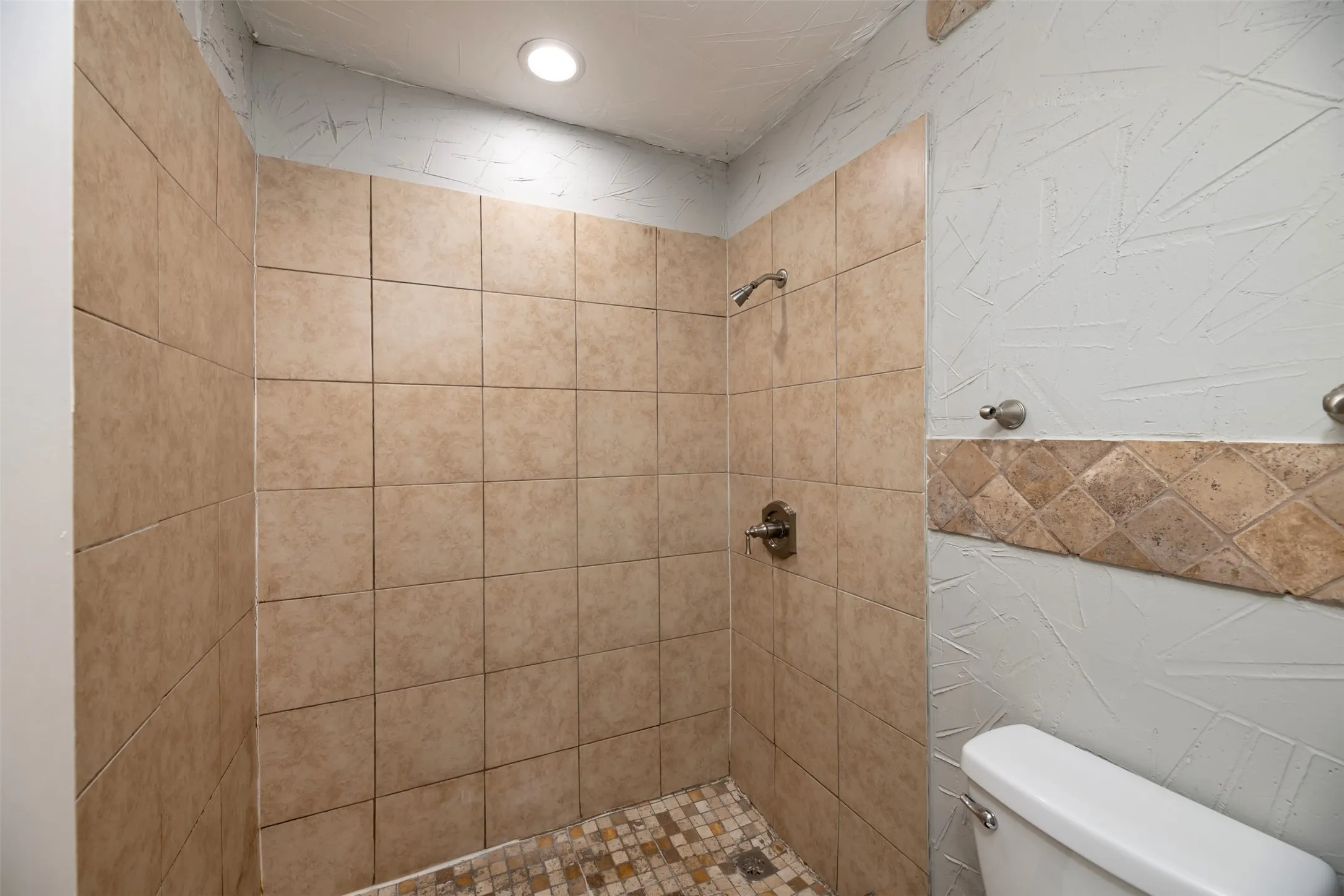 Single Family Residence For Sale in Tarrant County , 200 Caprock Drive, Arlington, Texas 76018, 3 Bedroom, 2 Bathroom, 2 Garage spaces, 1,432 Sqft, built in 1986, mls#21312147, Real Estate Agent in Arlington, Homes For Sale in Tarrant county, Homes For Sale in Arlington, Realtor in Arlington Texas, Real Estate Brokerage Independent Realty Texas, Luminita Cordes Realtor