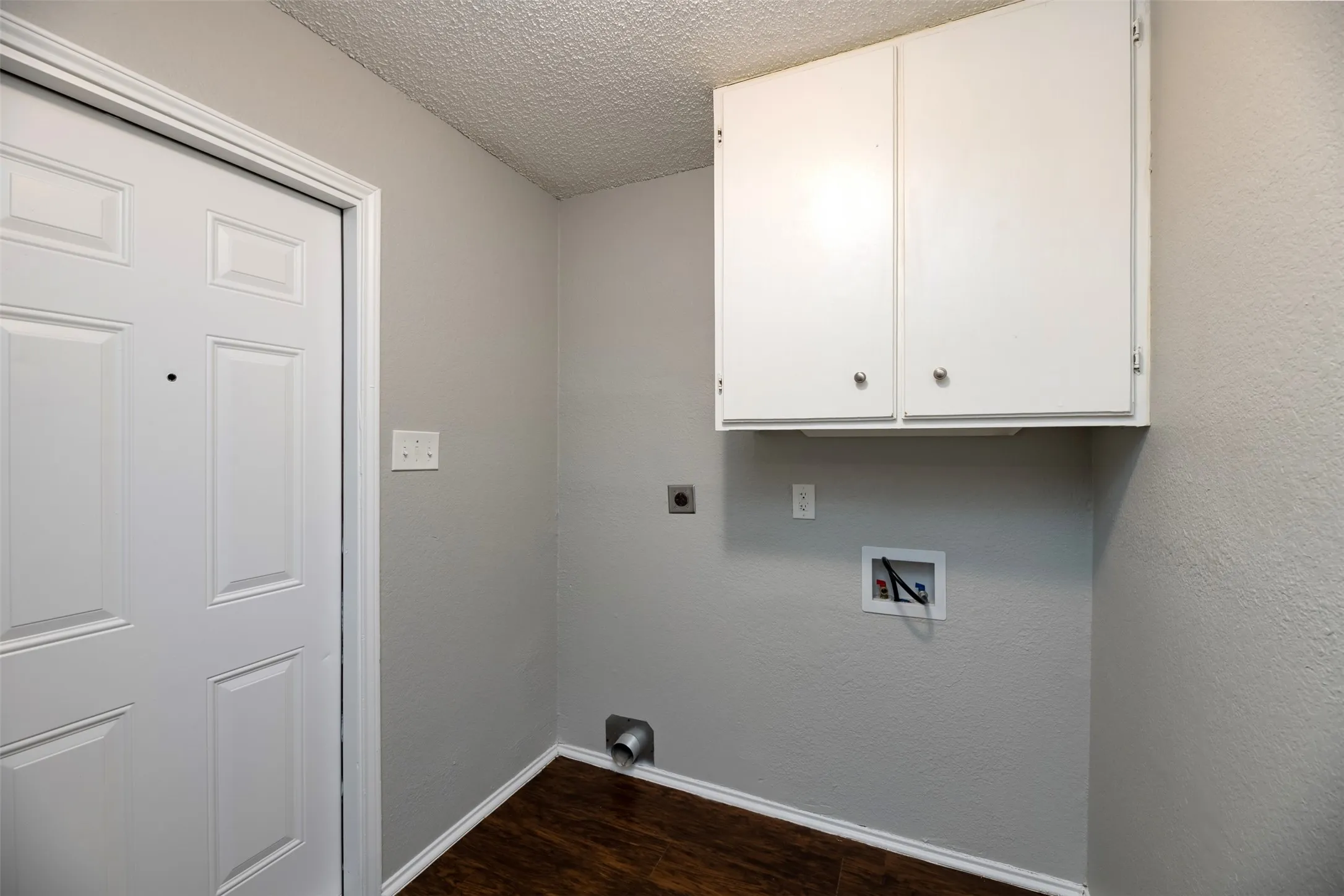 Single Family Residence For Sale in Tarrant County , 200 Caprock Drive, Arlington, Texas 76018, 3 Bedroom, 2 Bathroom, 2 Garage spaces, 1,432 Sqft, built in 1986, mls#21312147, Real Estate Agent in Arlington, Homes For Sale in Tarrant county, Homes For Sale in Arlington, Realtor in Arlington Texas, Real Estate Brokerage Independent Realty Texas, Luminita Cordes Realtor
