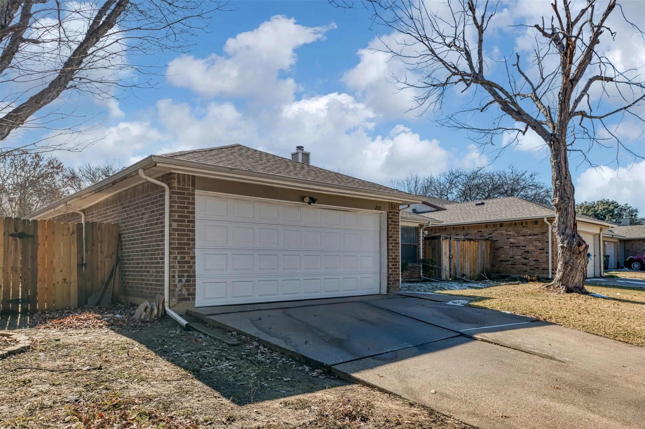 Single Family Residence For Sale in Tarrant County , 200 Caprock Drive, Arlington, Texas 76018, 3 Bedroom, 2 Bathroom, 2 Garage spaces, 1,432 Sqft, built in 1986, mls#21312147, Real Estate Agent in Arlington, Homes For Sale in Tarrant county, Homes For Sale in Arlington, Realtor in Arlington Texas, Real Estate Brokerage Independent Realty Texas, Luminita Cordes Realtor