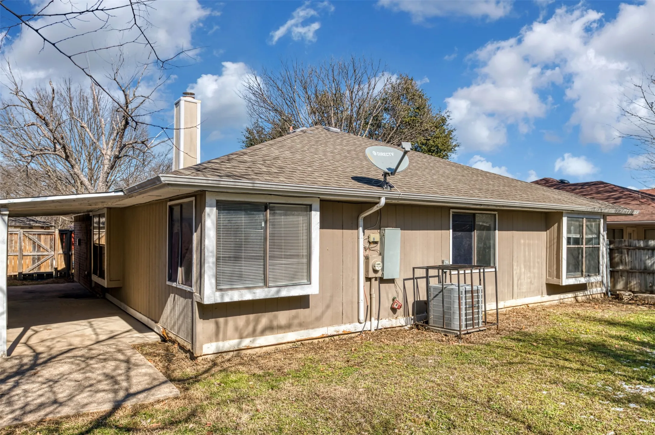 Single Family Residence For Sale in Tarrant County , 200 Caprock Drive, Arlington, Texas 76018, 3 Bedroom, 2 Bathroom, 2 Garage spaces, 1,432 Sqft, built in 1986, mls#21312147, Real Estate Agent in Arlington, Homes For Sale in Tarrant county, Homes For Sale in Arlington, Realtor in Arlington Texas, Real Estate Brokerage Independent Realty Texas, Luminita Cordes Realtor