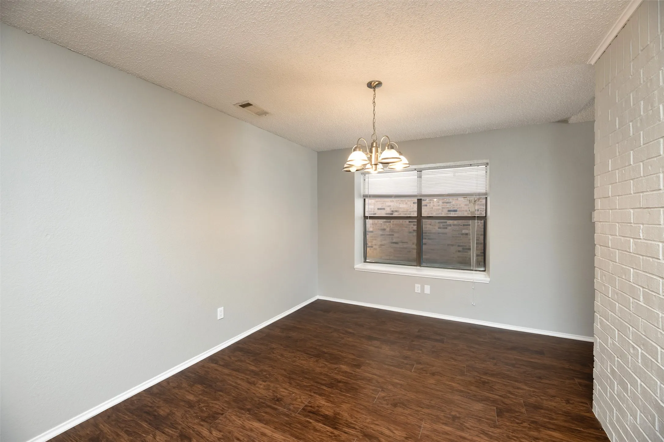 Single Family Residence For Sale in Tarrant County , 200 Caprock Drive, Arlington, Texas 76018, 3 Bedroom, 2 Bathroom, 2 Garage spaces, 1,432 Sqft, built in 1986, mls#21312147, Real Estate Agent in Arlington, Homes For Sale in Tarrant county, Homes For Sale in Arlington, Realtor in Arlington Texas, Real Estate Brokerage Independent Realty Texas, Luminita Cordes Realtor