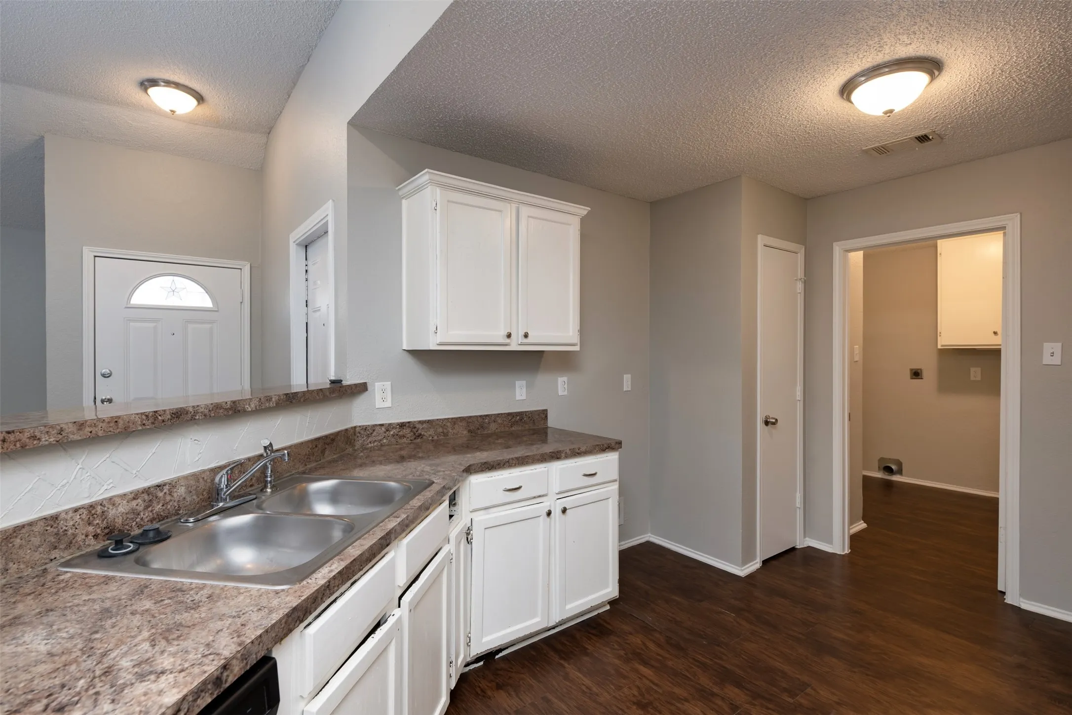 Single Family Residence For Sale in Tarrant County , 200 Caprock Drive, Arlington, Texas 76018, 3 Bedroom, 2 Bathroom, 2 Garage spaces, 1,432 Sqft, built in 1986, mls#21312147, Real Estate Agent in Arlington, Homes For Sale in Tarrant county, Homes For Sale in Arlington, Realtor in Arlington Texas, Real Estate Brokerage Independent Realty Texas, Luminita Cordes Realtor