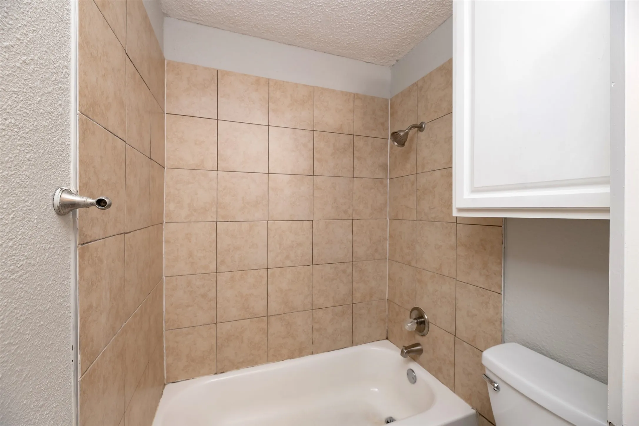 Single Family Residence For Sale in Tarrant County , 200 Caprock Drive, Arlington, Texas 76018, 3 Bedroom, 2 Bathroom, 2 Garage spaces, 1,432 Sqft, built in 1986, mls#21312147, Real Estate Agent in Arlington, Homes For Sale in Tarrant county, Homes For Sale in Arlington, Realtor in Arlington Texas, Real Estate Brokerage Independent Realty Texas, Luminita Cordes Realtor