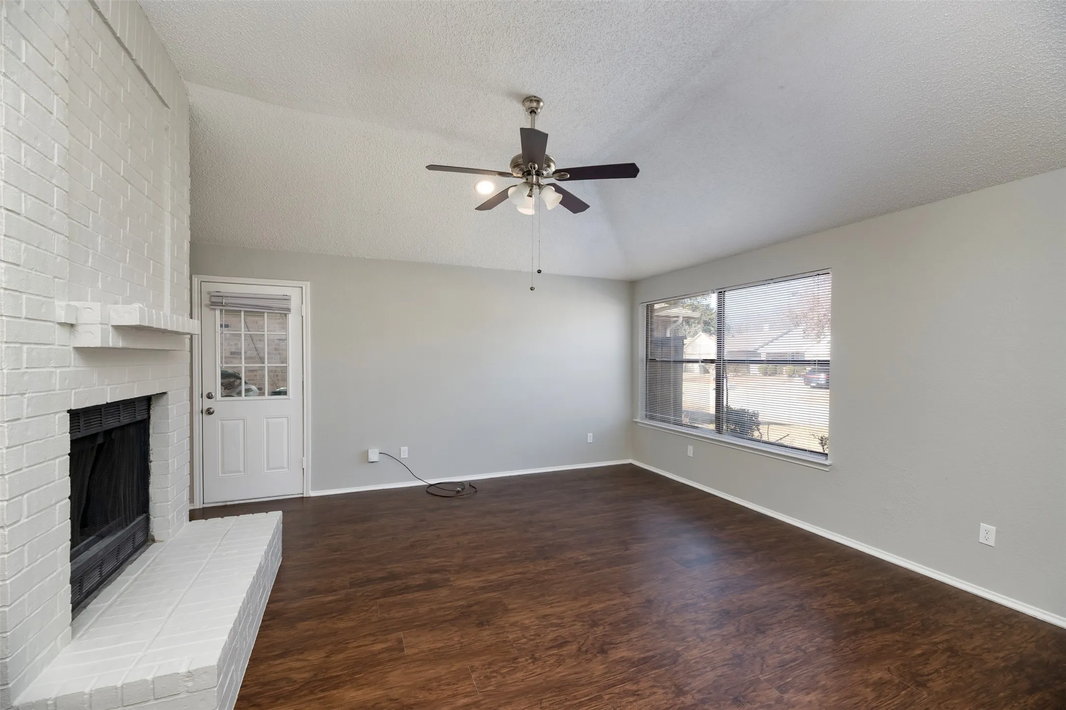 Single Family Residence For Sale in Tarrant County , 200 Caprock Drive, Arlington, Texas 76018, 3 Bedroom, 2 Bathroom, 2 Garage spaces, 1,432 Sqft, built in 1986, mls#21312147, Real Estate Agent in Arlington, Homes For Sale in Tarrant county, Homes For Sale in Arlington, Realtor in Arlington Texas, Real Estate Brokerage Independent Realty Texas, Luminita Cordes Realtor