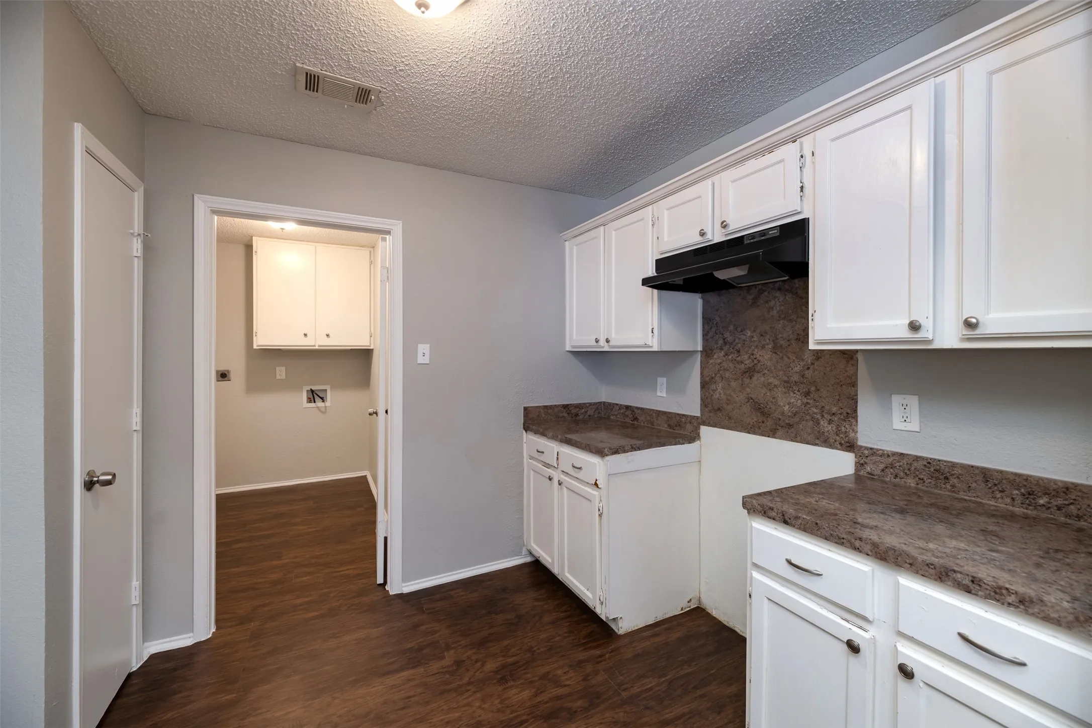 Single Family Residence For Sale in Tarrant County , 200 Caprock Drive, Arlington, Texas 76018, 3 Bedroom, 2 Bathroom, 2 Garage spaces, 1,432 Sqft, built in 1986, mls#21312147, Real Estate Agent in Arlington, Homes For Sale in Tarrant county, Homes For Sale in Arlington, Realtor in Arlington Texas, Real Estate Brokerage Independent Realty Texas, Luminita Cordes Realtor