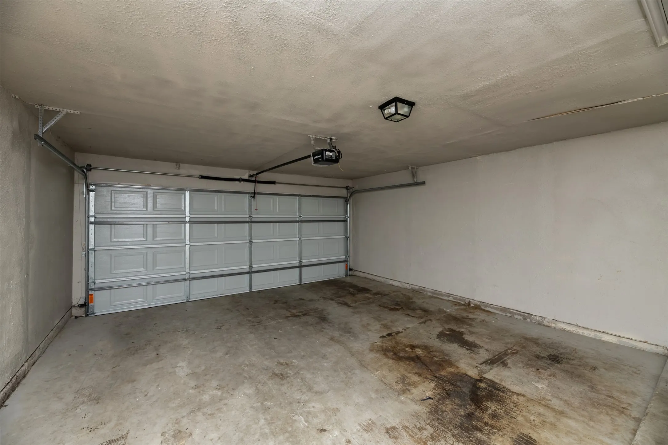 Single Family Residence For Sale in Tarrant County , 200 Caprock Drive, Arlington, Texas 76018, 3 Bedroom, 2 Bathroom, 2 Garage spaces, 1,432 Sqft, built in 1986, mls#21312147, Real Estate Agent in Arlington, Homes For Sale in Tarrant county, Homes For Sale in Arlington, Realtor in Arlington Texas, Real Estate Brokerage Independent Realty Texas, Luminita Cordes Realtor
