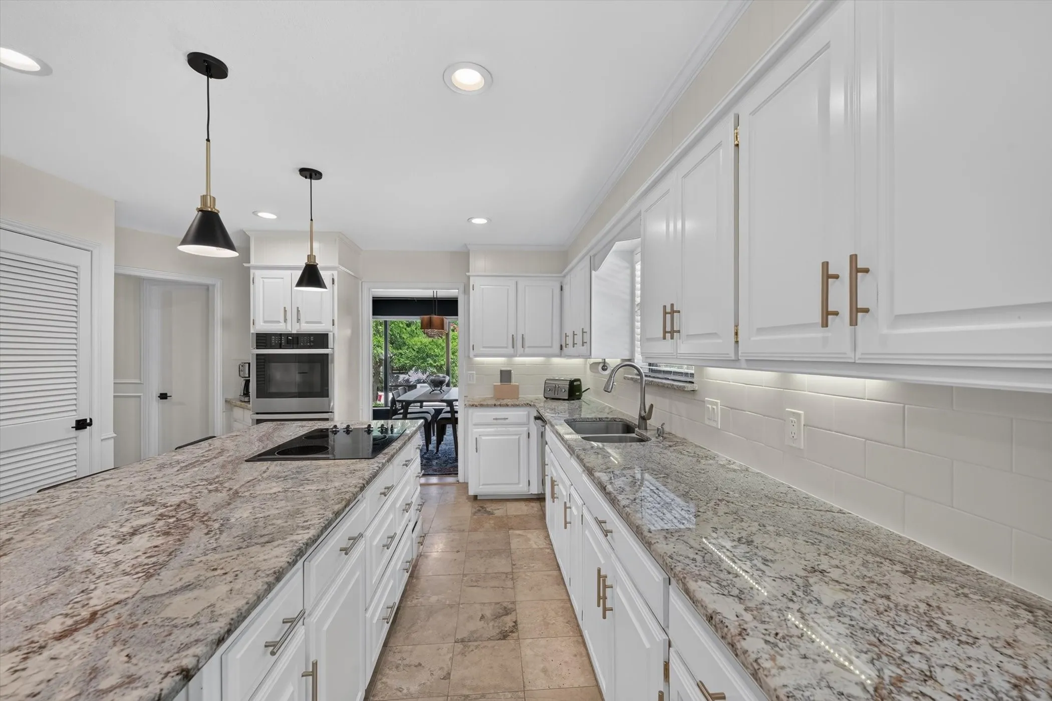 Single Family Residence For Sale in Tarrant County , 2304 Wakeforest Court, Arlington, Texas 76012, 4 Bedroom, 5 Bathroom, 3 Garage spaces, 3,629 Sqft, built in 1976, mls#21311474, Real Estate Agent in Arlington, Homes For Sale in Tarrant county, Homes For Sale in Arlington, Realtor in Arlington Texas, Real Estate Brokerage Independent Realty Texas, Luminita Cordes Realtor