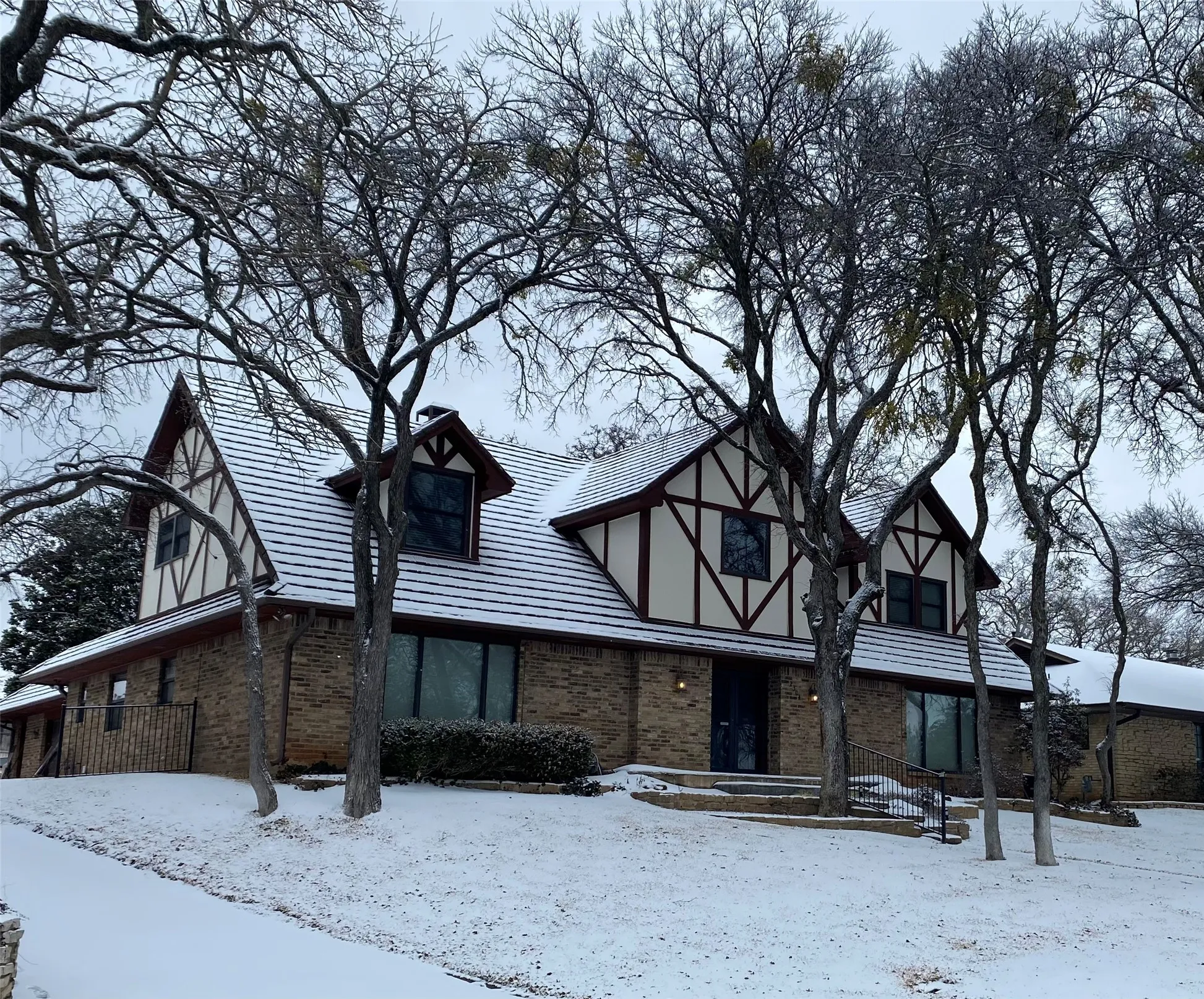 Single Family Residence For Sale in Tarrant County , 2304 Wakeforest Court, Arlington, Texas 76012, 4 Bedroom, 5 Bathroom, 3 Garage spaces, 3,629 Sqft, built in 1976, mls#21311474, Real Estate Agent in Arlington, Homes For Sale in Tarrant county, Homes For Sale in Arlington, Realtor in Arlington Texas, Real Estate Brokerage Independent Realty Texas, Luminita Cordes Realtor