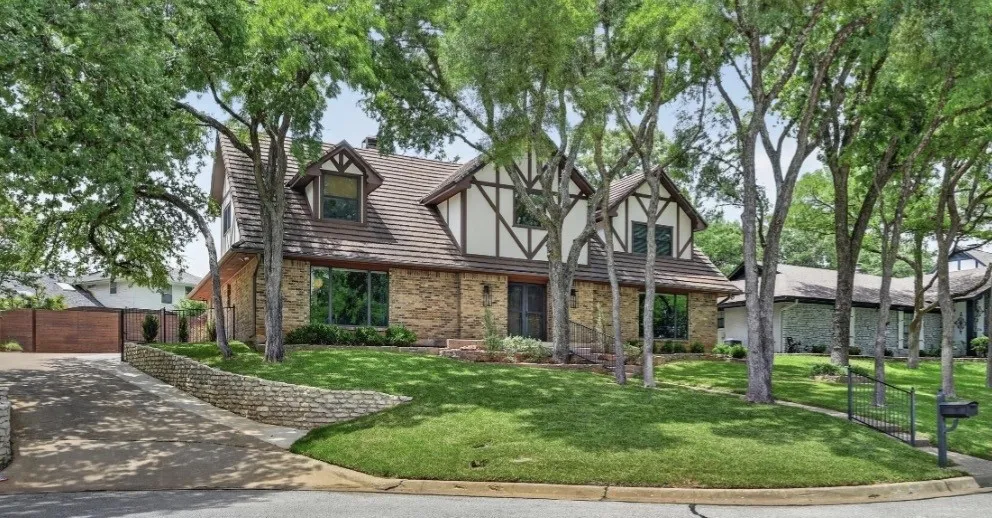 Single Family Residence For Sale in Tarrant County , 2304 Wakeforest Court, Arlington, Texas 76012, 4 Bedroom, 5 Bathroom, 3 Garage spaces, 3,629 Sqft, built in 1976, mls#21311474, Real Estate Agent in Arlington, Homes For Sale in Tarrant county, Homes For Sale in Arlington, Realtor in Arlington Texas, Real Estate Brokerage Independent Realty Texas, Luminita Cordes Realtor