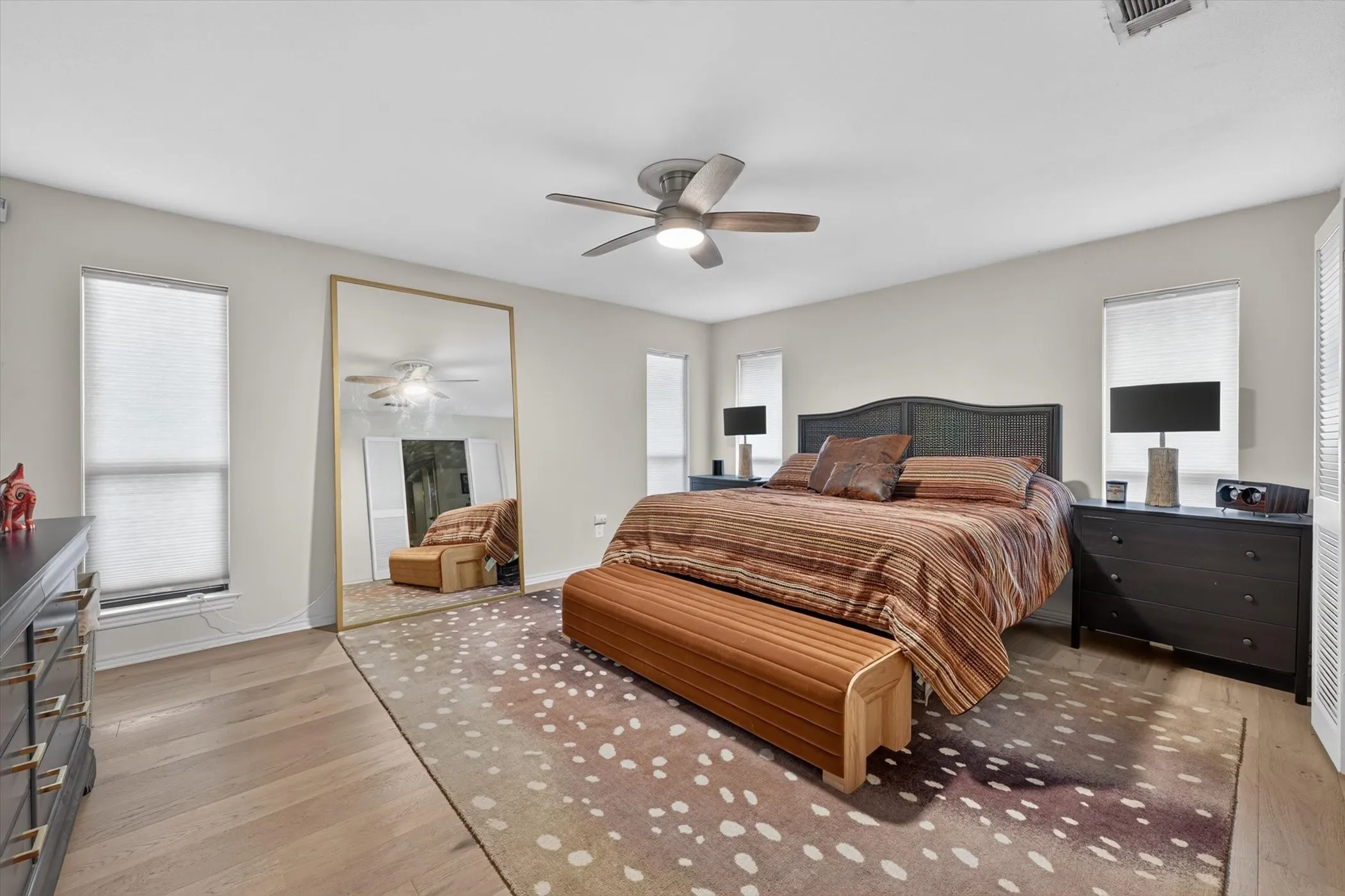 Single Family Residence For Sale in Tarrant County , 2304 Wakeforest Court, Arlington, Texas 76012, 4 Bedroom, 5 Bathroom, 3 Garage spaces, 3,629 Sqft, built in 1976, mls#21311474, Real Estate Agent in Arlington, Homes For Sale in Tarrant county, Homes For Sale in Arlington, Realtor in Arlington Texas, Real Estate Brokerage Independent Realty Texas, Luminita Cordes Realtor
