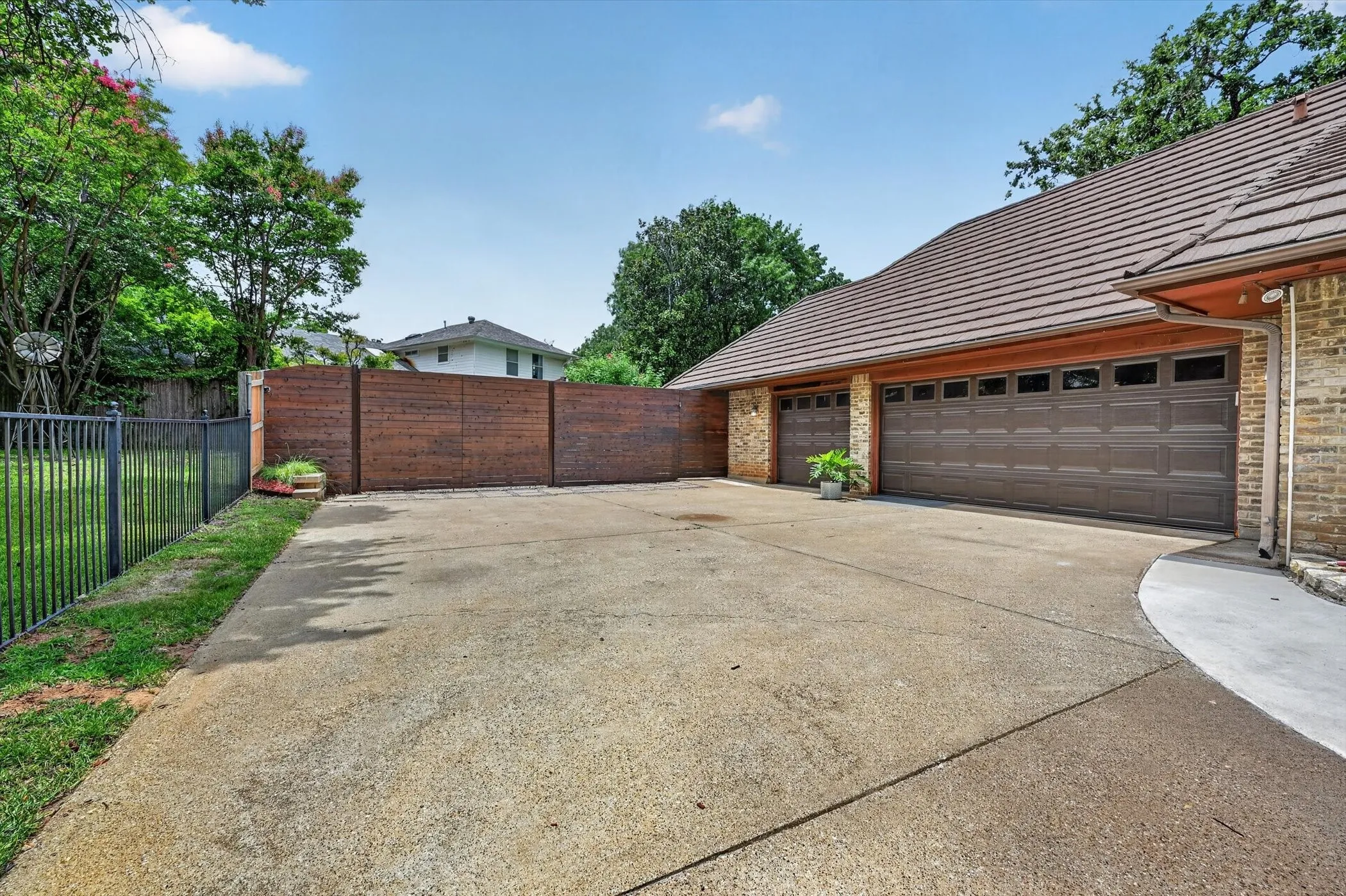 Single Family Residence For Sale in Tarrant County , 2304 Wakeforest Court, Arlington, Texas 76012, 4 Bedroom, 5 Bathroom, 3 Garage spaces, 3,629 Sqft, built in 1976, mls#21311474, Real Estate Agent in Arlington, Homes For Sale in Tarrant county, Homes For Sale in Arlington, Realtor in Arlington Texas, Real Estate Brokerage Independent Realty Texas, Luminita Cordes Realtor