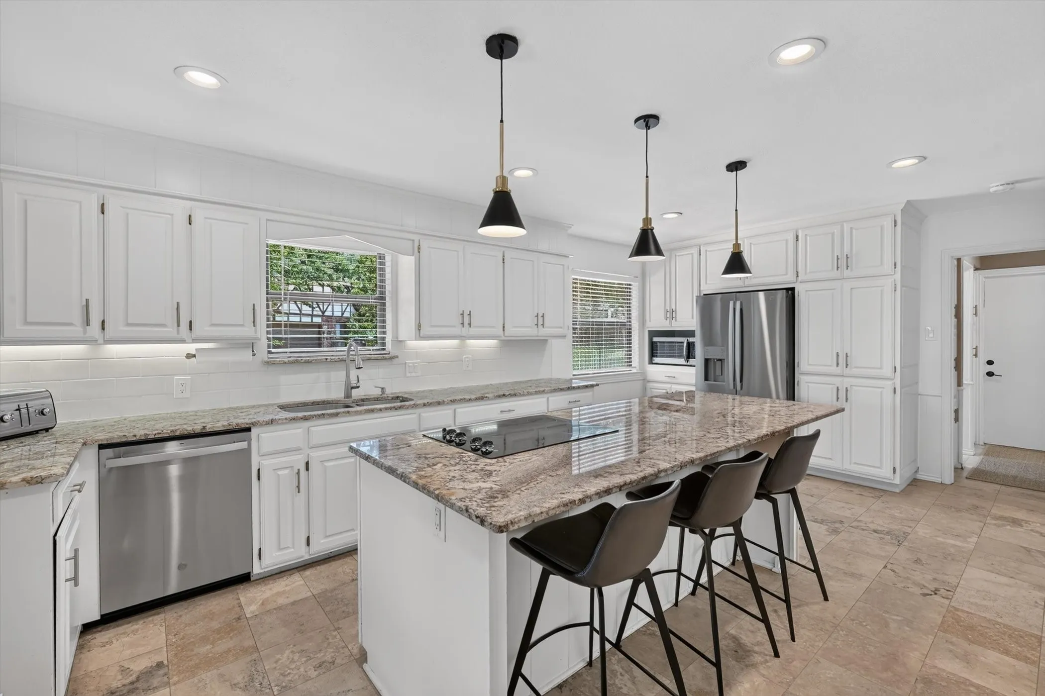 Single Family Residence For Sale in Tarrant County , 2304 Wakeforest Court, Arlington, Texas 76012, 4 Bedroom, 5 Bathroom, 3 Garage spaces, 3,629 Sqft, built in 1976, mls#21311474, Real Estate Agent in Arlington, Homes For Sale in Tarrant county, Homes For Sale in Arlington, Realtor in Arlington Texas, Real Estate Brokerage Independent Realty Texas, Luminita Cordes Realtor
