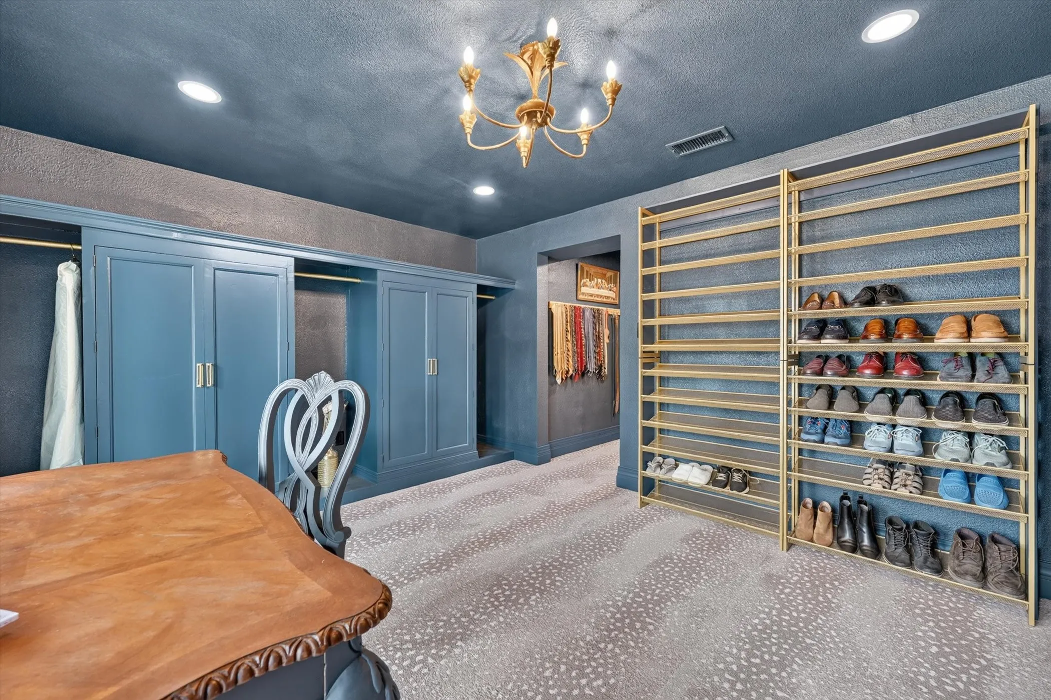 Single Family Residence For Sale in Tarrant County , 2304 Wakeforest Court, Arlington, Texas 76012, 4 Bedroom, 5 Bathroom, 3 Garage spaces, 3,629 Sqft, built in 1976, mls#21311474, Real Estate Agent in Arlington, Homes For Sale in Tarrant county, Homes For Sale in Arlington, Realtor in Arlington Texas, Real Estate Brokerage Independent Realty Texas, Luminita Cordes Realtor