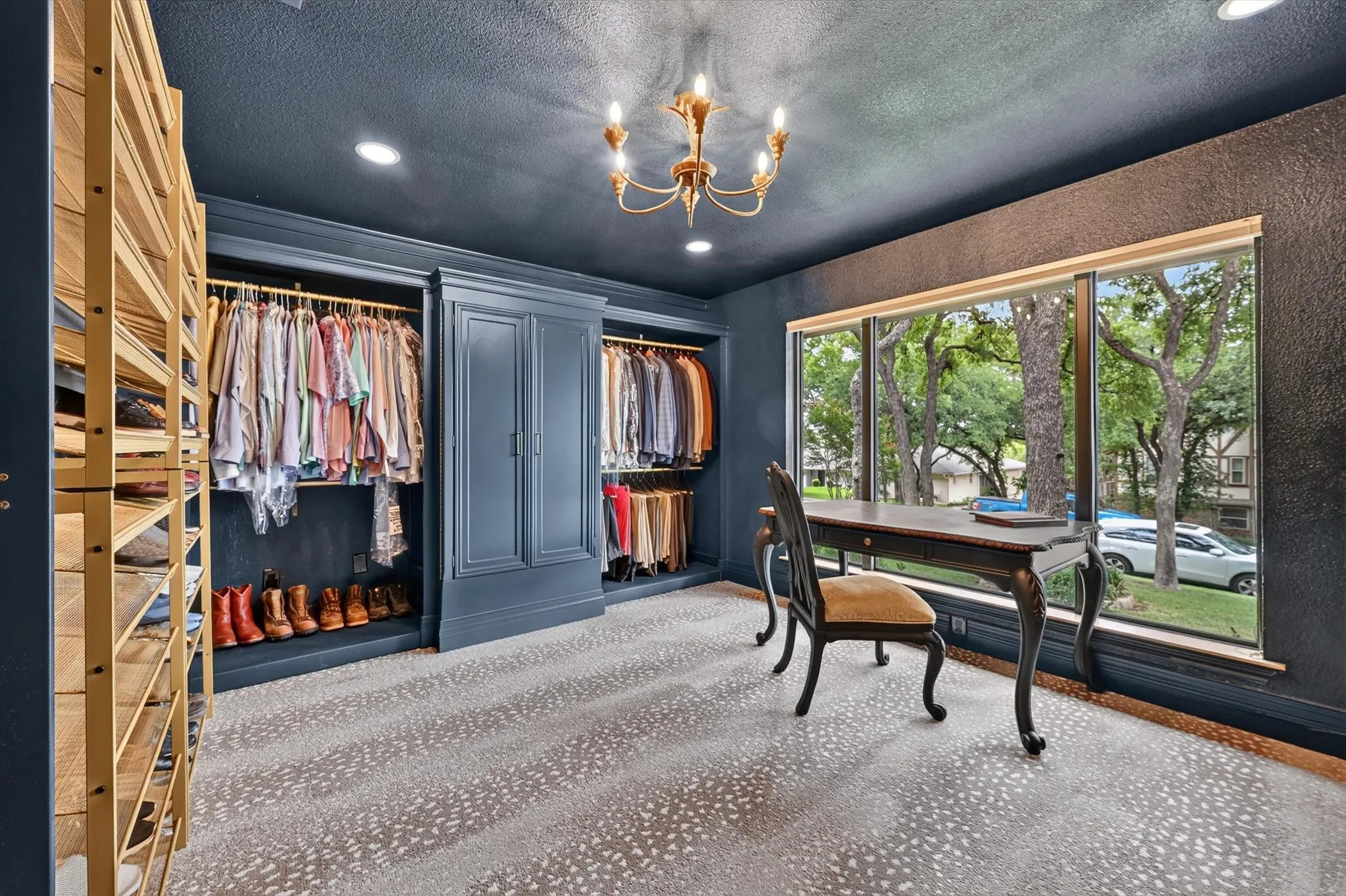 Single Family Residence For Sale in Tarrant County , 2304 Wakeforest Court, Arlington, Texas 76012, 4 Bedroom, 5 Bathroom, 3 Garage spaces, 3,629 Sqft, built in 1976, mls#21311474, Real Estate Agent in Arlington, Homes For Sale in Tarrant county, Homes For Sale in Arlington, Realtor in Arlington Texas, Real Estate Brokerage Independent Realty Texas, Luminita Cordes Realtor