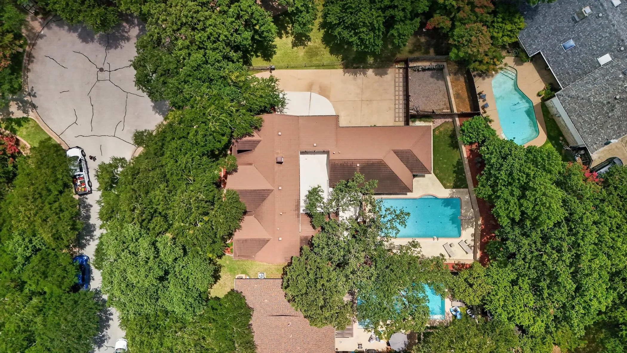 Single Family Residence For Sale in Tarrant County , 2304 Wakeforest Court, Arlington, Texas 76012, 4 Bedroom, 5 Bathroom, 3 Garage spaces, 3,629 Sqft, built in 1976, mls#21311474, Real Estate Agent in Arlington, Homes For Sale in Tarrant county, Homes For Sale in Arlington, Realtor in Arlington Texas, Real Estate Brokerage Independent Realty Texas, Luminita Cordes Realtor