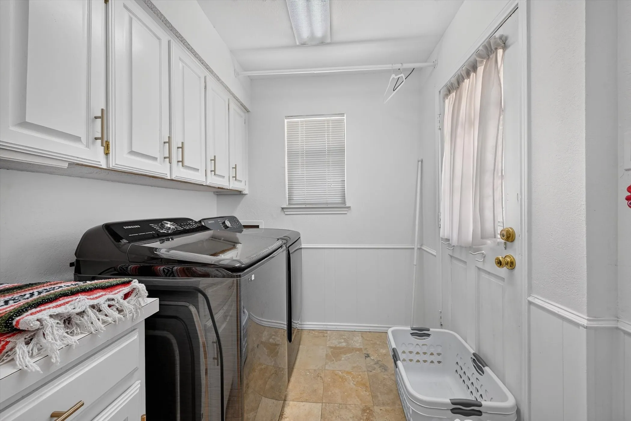Single Family Residence For Sale in Tarrant County , 2304 Wakeforest Court, Arlington, Texas 76012, 4 Bedroom, 5 Bathroom, 3 Garage spaces, 3,629 Sqft, built in 1976, mls#21311474, Real Estate Agent in Arlington, Homes For Sale in Tarrant county, Homes For Sale in Arlington, Realtor in Arlington Texas, Real Estate Brokerage Independent Realty Texas, Luminita Cordes Realtor