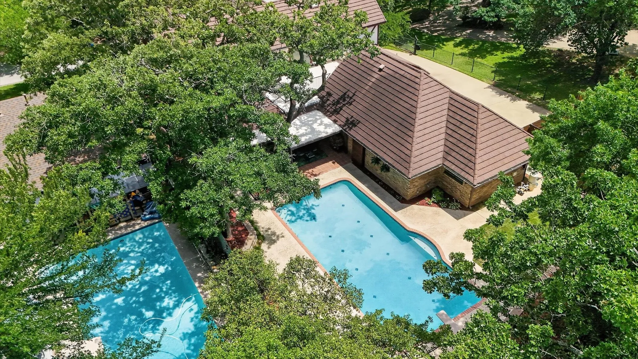 Single Family Residence For Sale in Tarrant County , 2304 Wakeforest Court, Arlington, Texas 76012, 4 Bedroom, 5 Bathroom, 3 Garage spaces, 3,629 Sqft, built in 1976, mls#21311474, Real Estate Agent in Arlington, Homes For Sale in Tarrant county, Homes For Sale in Arlington, Realtor in Arlington Texas, Real Estate Brokerage Independent Realty Texas, Luminita Cordes Realtor