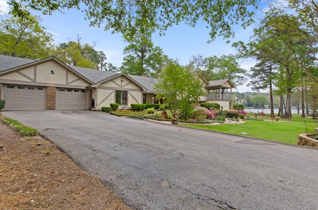 Single Family Residence For Sale in Smith County , 1513 Lake Park Circle, Hideaway, Texas 75771, 3 Bedroom, 4 Bathroom, 2 Garage spaces, 5,338 Sqft, built in 1979, mls#21312165, Real Estate Agent in Hideaway, Homes For Sale in Smith county, Homes For Sale in Hideaway, Realtor in Hideaway Texas, Real Estate Brokerage Independent Realty Texas, Luminita Cordes Realtor