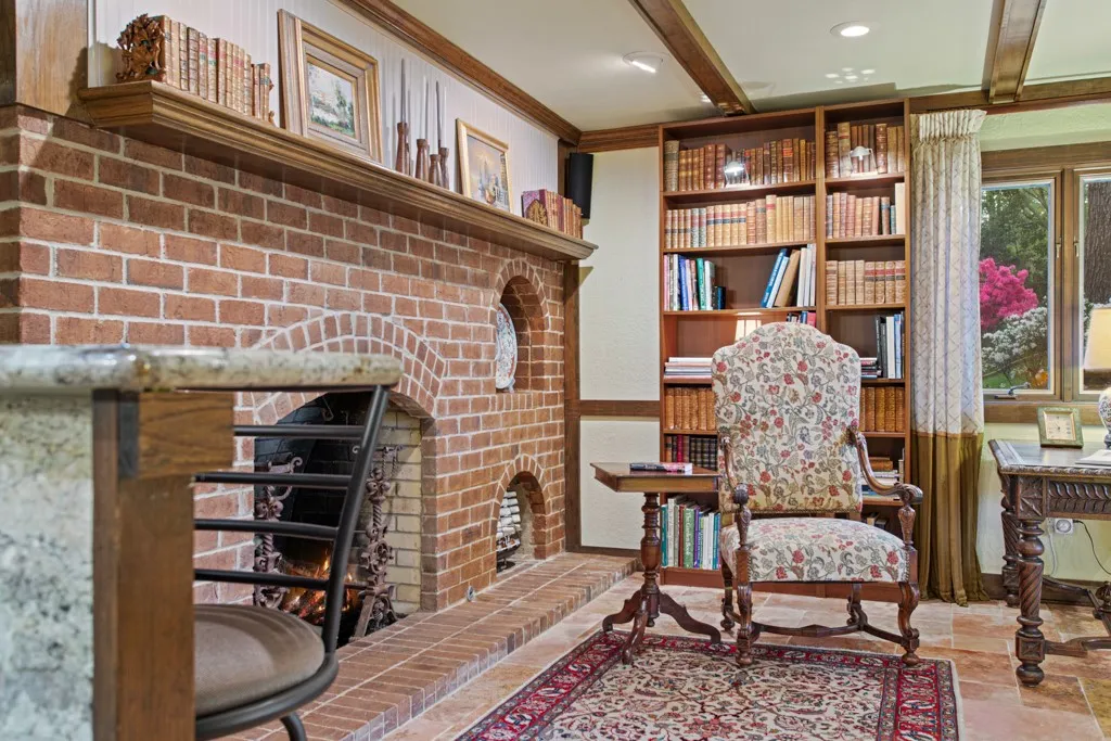 Single Family Residence For Sale in Smith County , 1513 Lake Park Circle, Hideaway, Texas 75771, 3 Bedroom, 4 Bathroom, 2 Garage spaces, 5,338 Sqft, built in 1979, mls#21312165, Real Estate Agent in Hideaway, Homes For Sale in Smith county, Homes For Sale in Hideaway, Realtor in Hideaway Texas, Real Estate Brokerage Independent Realty Texas, Luminita Cordes Realtor