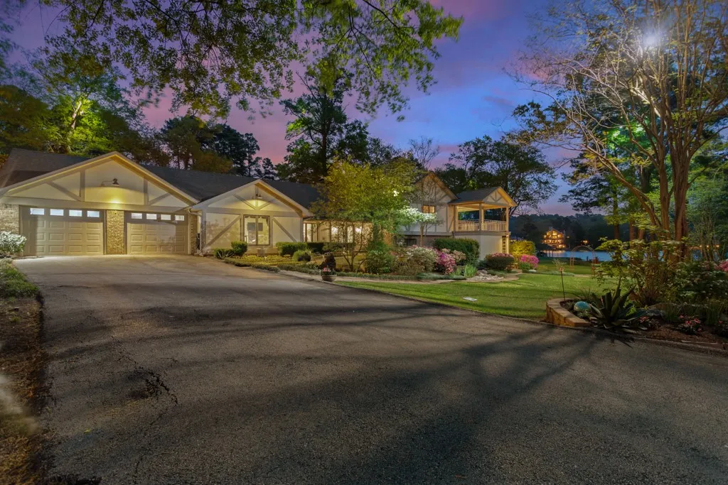 Single Family Residence For Sale in Smith County , 1513 Lake Park Circle, Hideaway, Texas 75771, 3 Bedroom, 4 Bathroom, 2 Garage spaces, 5,338 Sqft, built in 1979, mls#21312165, Real Estate Agent in Hideaway, Homes For Sale in Smith county, Homes For Sale in Hideaway, Realtor in Hideaway Texas, Real Estate Brokerage Independent Realty Texas, Luminita Cordes Realtor