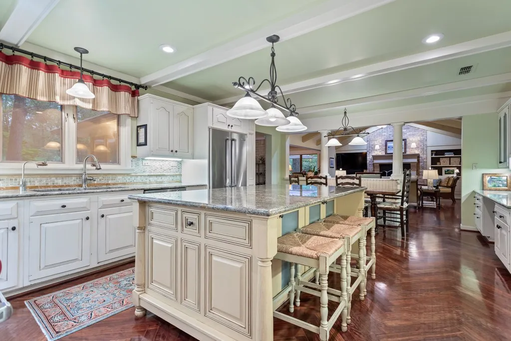 Single Family Residence For Sale in Smith County , 1513 Lake Park Circle, Hideaway, Texas 75771, 3 Bedroom, 4 Bathroom, 2 Garage spaces, 5,338 Sqft, built in 1979, mls#21312165, Real Estate Agent in Hideaway, Homes For Sale in Smith county, Homes For Sale in Hideaway, Realtor in Hideaway Texas, Real Estate Brokerage Independent Realty Texas, Luminita Cordes Realtor