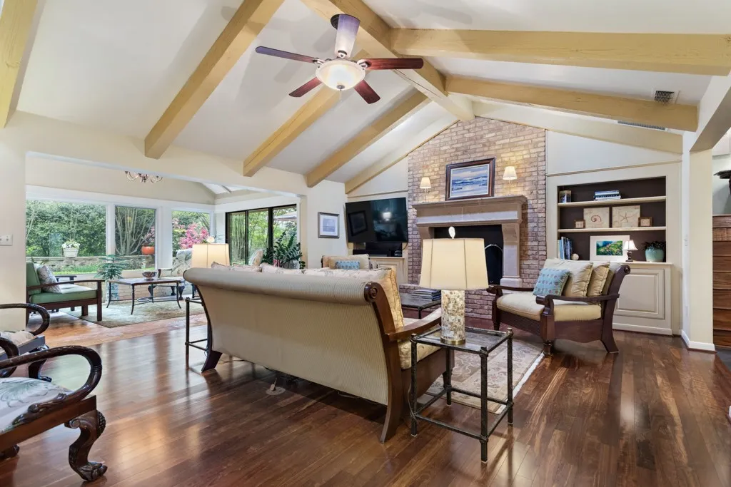 Single Family Residence For Sale in Smith County , 1513 Lake Park Circle, Hideaway, Texas 75771, 3 Bedroom, 4 Bathroom, 2 Garage spaces, 5,338 Sqft, built in 1979, mls#21312165, Real Estate Agent in Hideaway, Homes For Sale in Smith county, Homes For Sale in Hideaway, Realtor in Hideaway Texas, Real Estate Brokerage Independent Realty Texas, Luminita Cordes Realtor