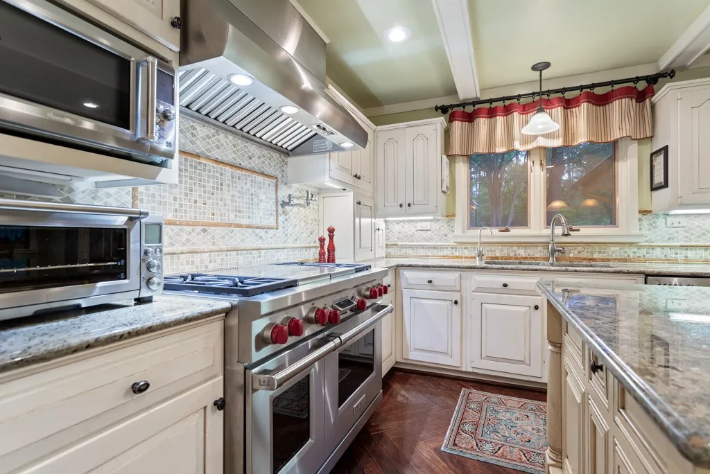 Single Family Residence For Sale in Smith County , 1513 Lake Park Circle, Hideaway, Texas 75771, 3 Bedroom, 4 Bathroom, 2 Garage spaces, 5,338 Sqft, built in 1979, mls#21312165, Real Estate Agent in Hideaway, Homes For Sale in Smith county, Homes For Sale in Hideaway, Realtor in Hideaway Texas, Real Estate Brokerage Independent Realty Texas, Luminita Cordes Realtor