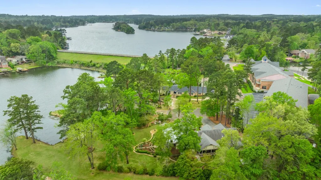 Single Family Residence For Sale in Smith County , 1513 Lake Park Circle, Hideaway, Texas 75771, 3 Bedroom, 4 Bathroom, 2 Garage spaces, 5,338 Sqft, built in 1979, mls#21312165, Real Estate Agent in Hideaway, Homes For Sale in Smith county, Homes For Sale in Hideaway, Realtor in Hideaway Texas, Real Estate Brokerage Independent Realty Texas, Luminita Cordes Realtor