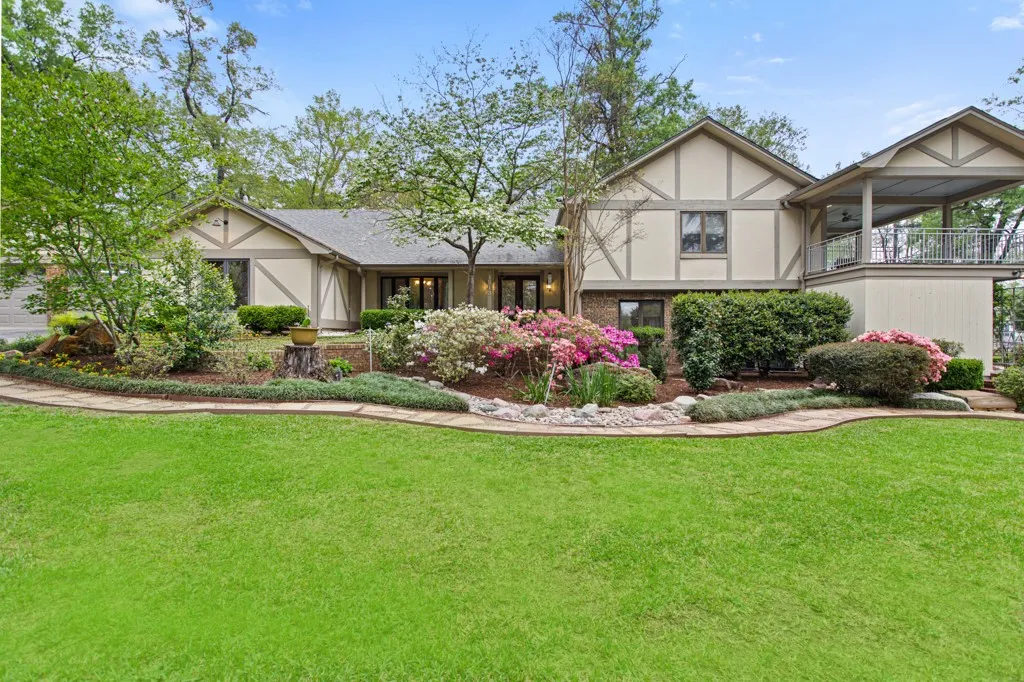 Single Family Residence For Sale in Smith County , 1513 Lake Park Circle, Hideaway, Texas 75771, 3 Bedroom, 4 Bathroom, 2 Garage spaces, 5,338 Sqft, built in 1979, mls#21312165, Real Estate Agent in Hideaway, Homes For Sale in Smith county, Homes For Sale in Hideaway, Realtor in Hideaway Texas, Real Estate Brokerage Independent Realty Texas, Luminita Cordes Realtor