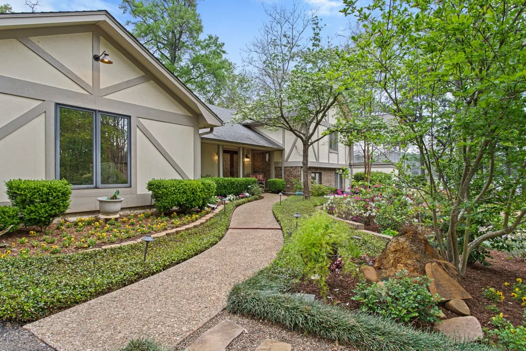 Single Family Residence For Sale in Smith County , 1513 Lake Park Circle, Hideaway, Texas 75771, 3 Bedroom, 4 Bathroom, 2 Garage spaces, 5,338 Sqft, built in 1979, mls#21312165, Real Estate Agent in Hideaway, Homes For Sale in Smith county, Homes For Sale in Hideaway, Realtor in Hideaway Texas, Real Estate Brokerage Independent Realty Texas, Luminita Cordes Realtor
